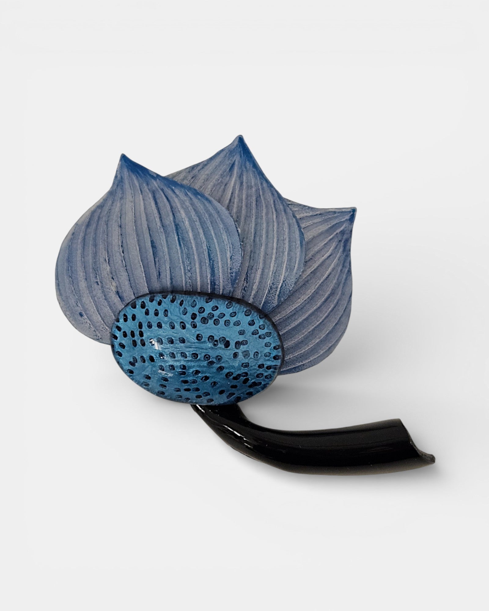 Broche artesanal en forma de flor de loto con pétalos texturizados y centro de resina brillante azul
