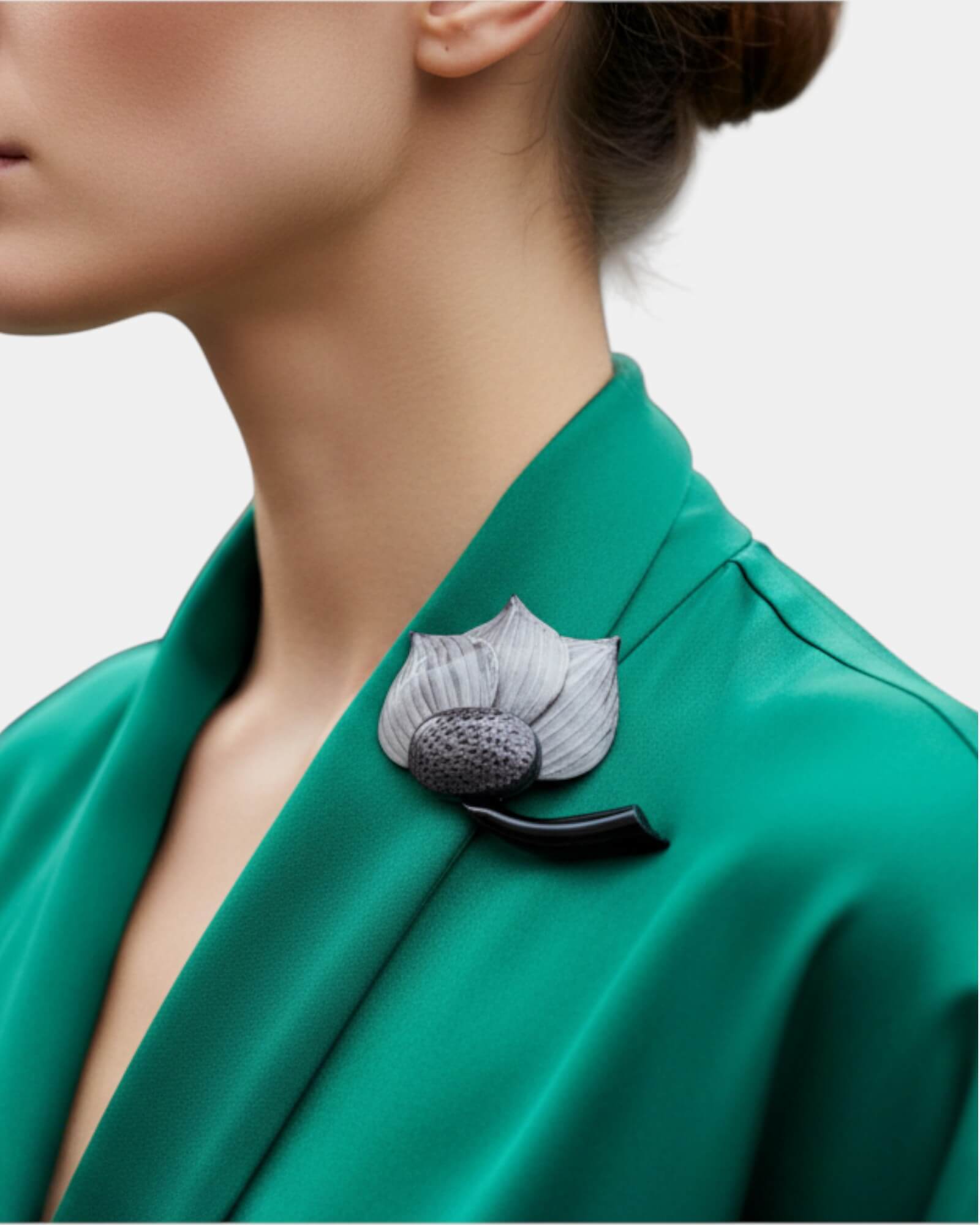 Broche Artístico de Flor de Loto en Tono Gris y Negro