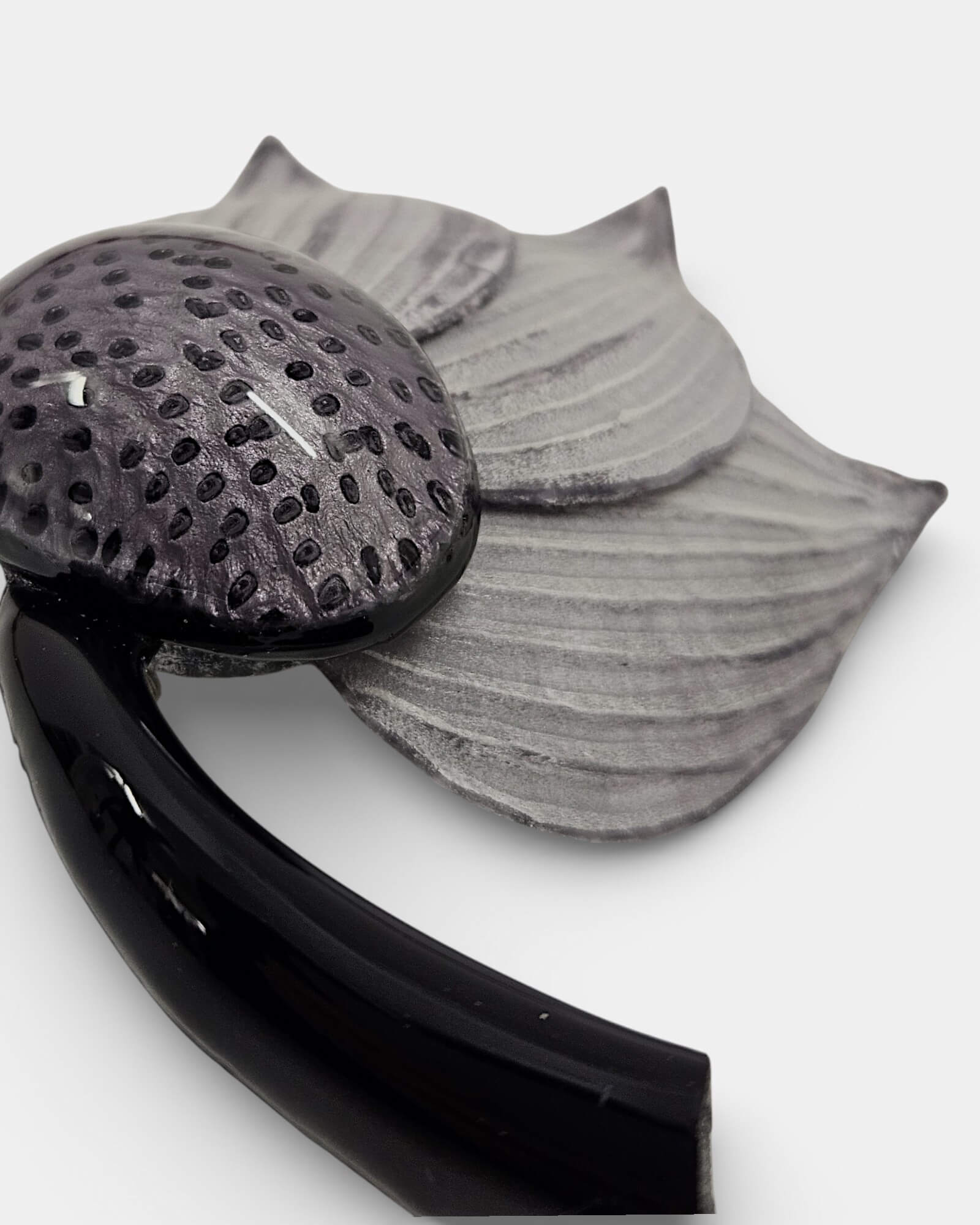 Broche Artístico de Flor de Loto en Tono Gris y Negro