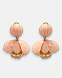 Pareja de pendientes de diseño francés en forma de flor fucsia colgante de Ciléa Paris, mostrando su color rosa empolvado brillante y pistilos interiores.