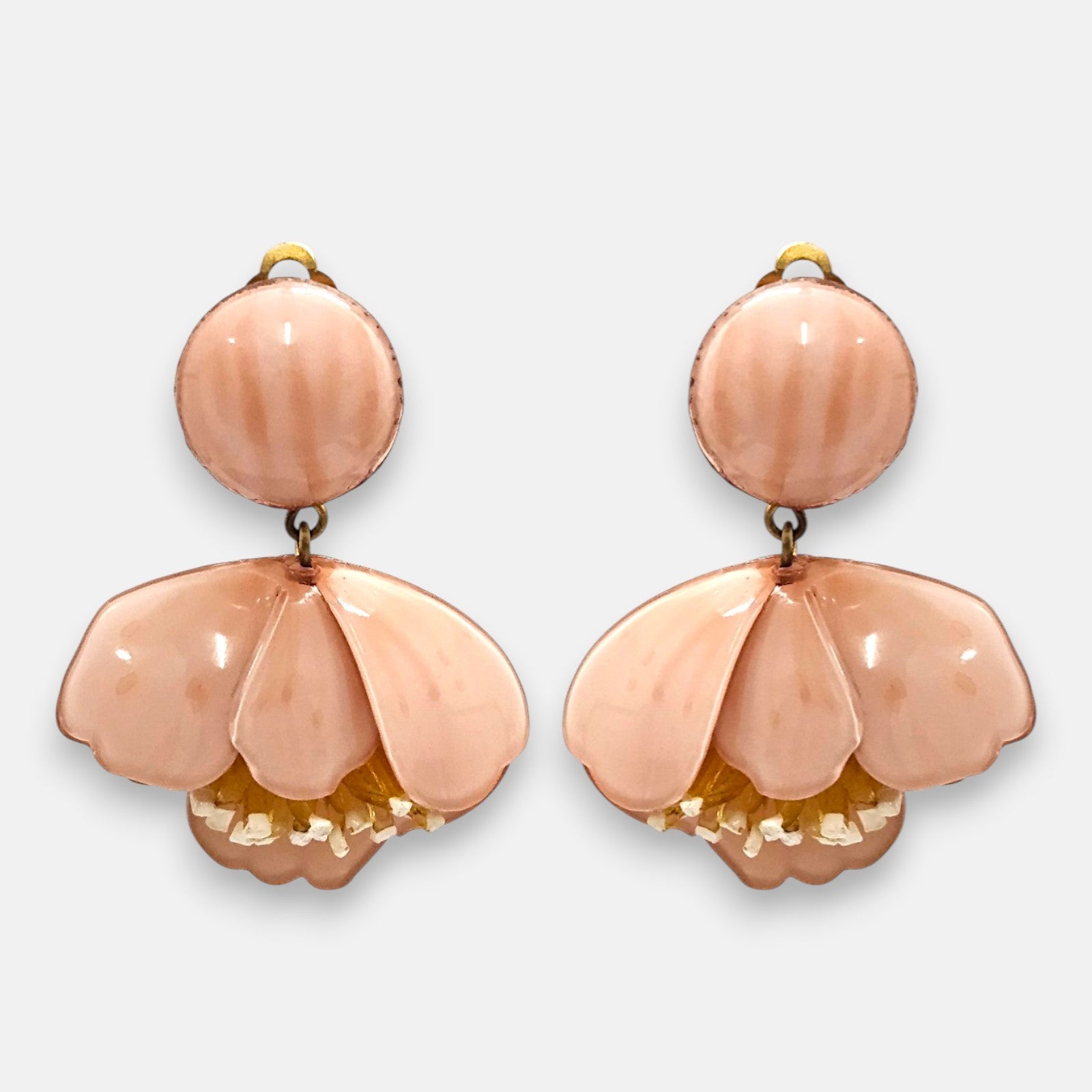 Pareja de pendientes de diseño francés en forma de flor fucsia colgante de Ciléa Paris, mostrando su color rosa empolvado brillante y pistilos interiores.