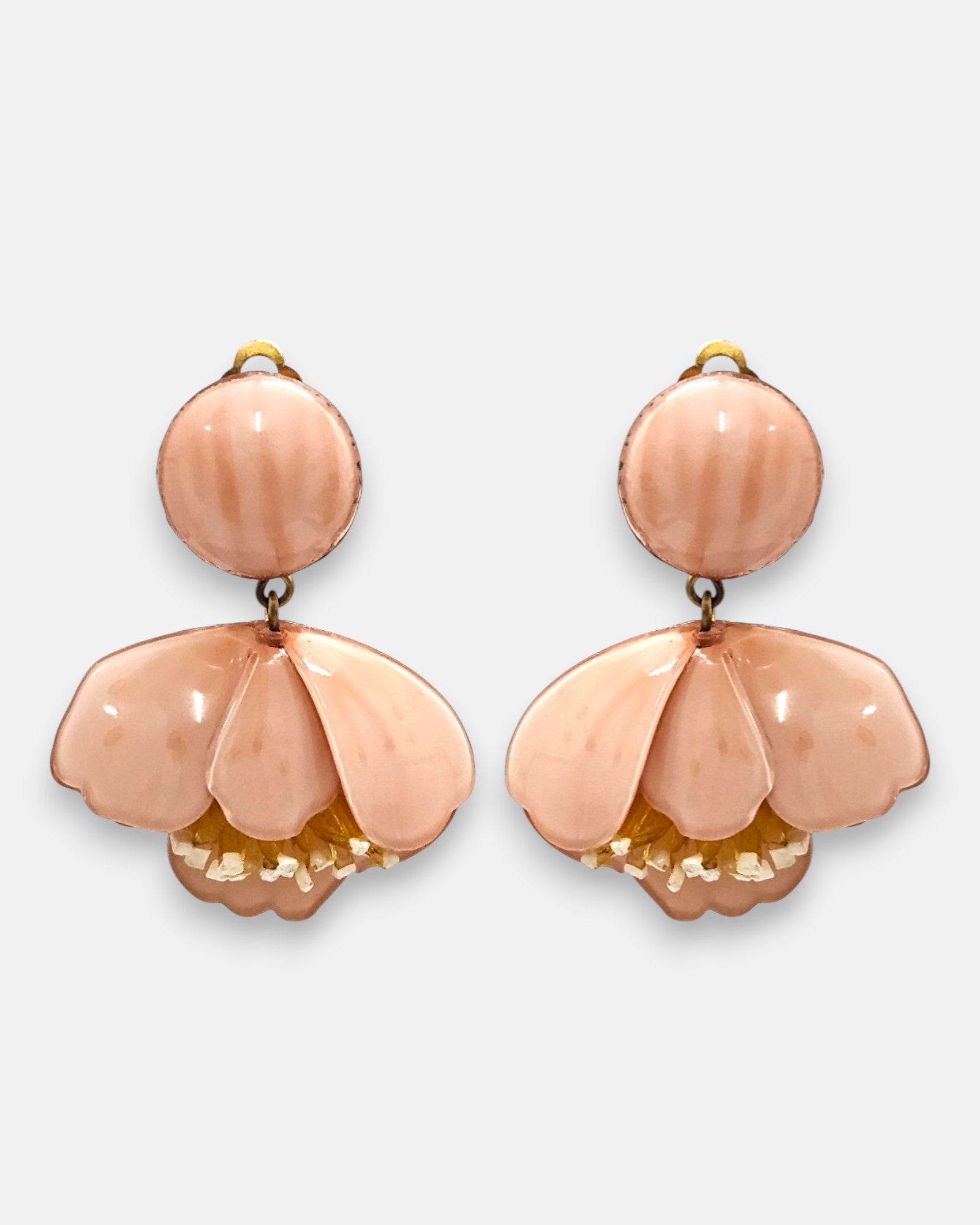 Pareja de pendientes de diseño francés en forma de flor fucsia colgante de Ciléa Paris, mostrando su color rosa empolvado brillante y pistilos interiores.