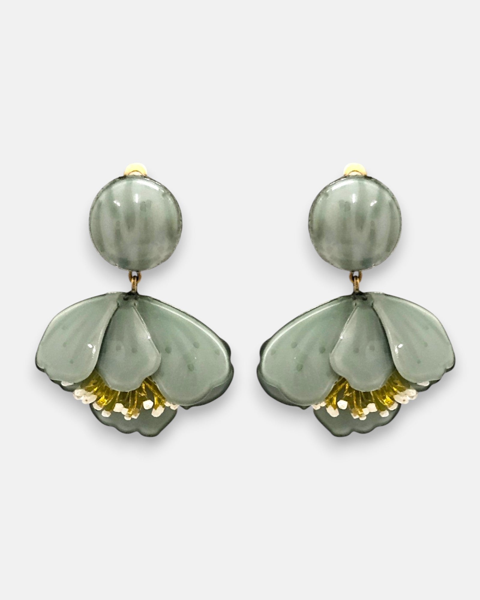 Pareja de pendientes grandes en forma de flor acampanada de Ciléa Paris, mostrando sus pétalos verdes satinados, centro amarillo metalizado y botón superior.