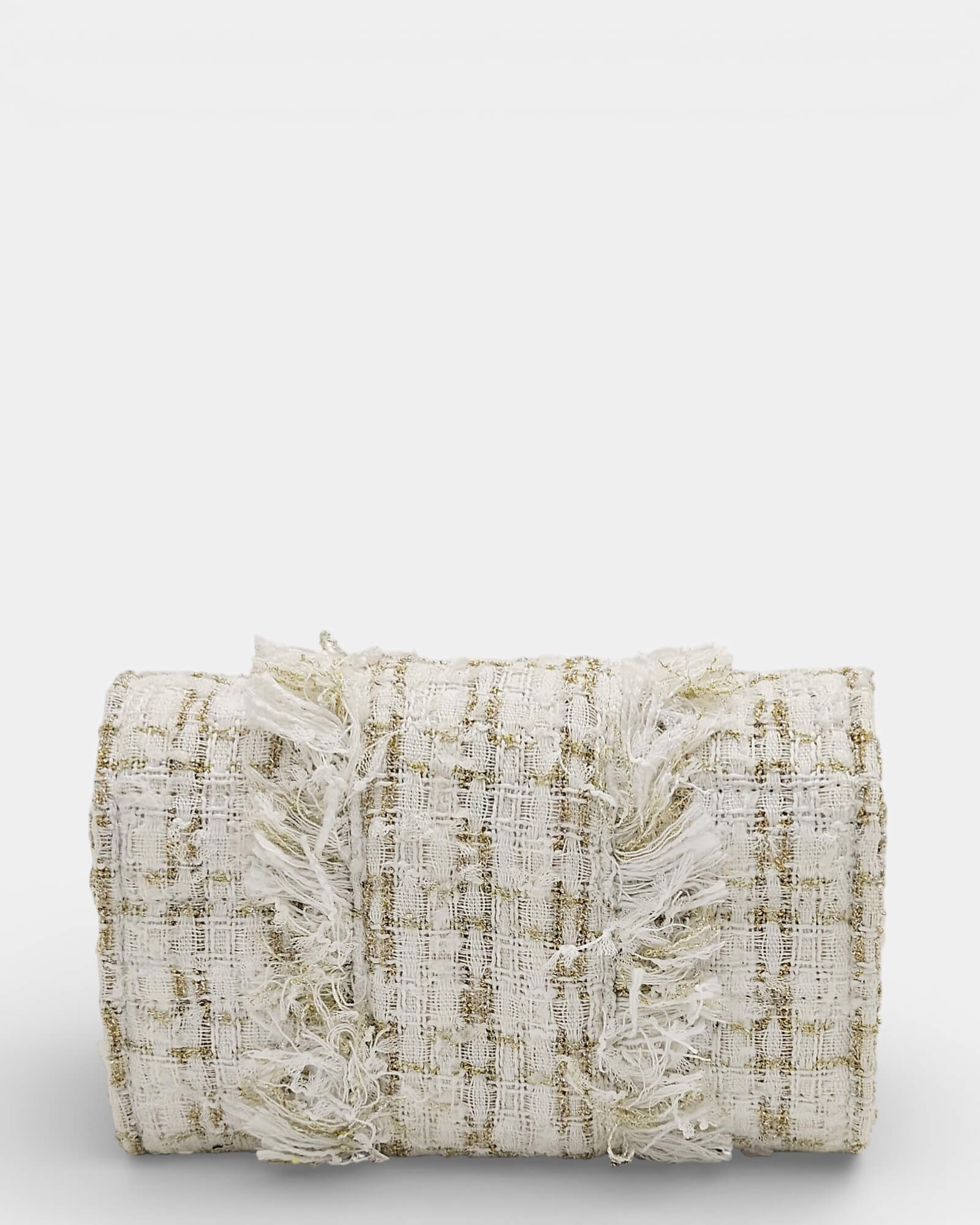 Vista posterior de bolso Kooreloo de tweed blanco y dorado con asa superior rígida forrada.