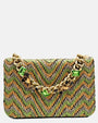 parte delantera de un bolso estructurado de Emanuela Caruso con estampado chevron en tonos verdes y beige, decorado con una espectacular cadena dorada con grandes cristales verdes y oscuros engastados.