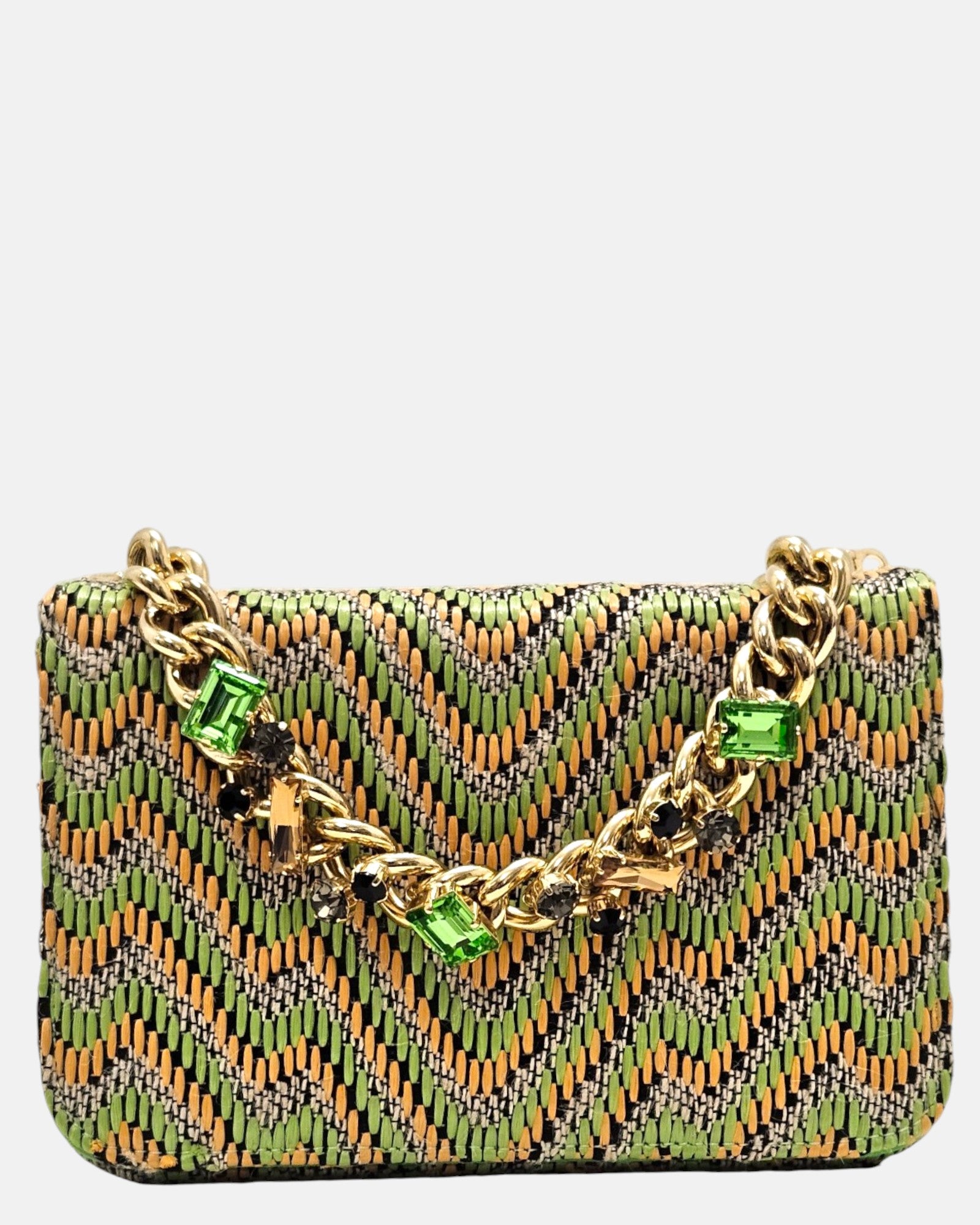 parte delantera de un bolso estructurado de Emanuela Caruso con estampado chevron en tonos verdes y beige, decorado con una espectacular cadena dorada con grandes cristales verdes y oscuros engastados.