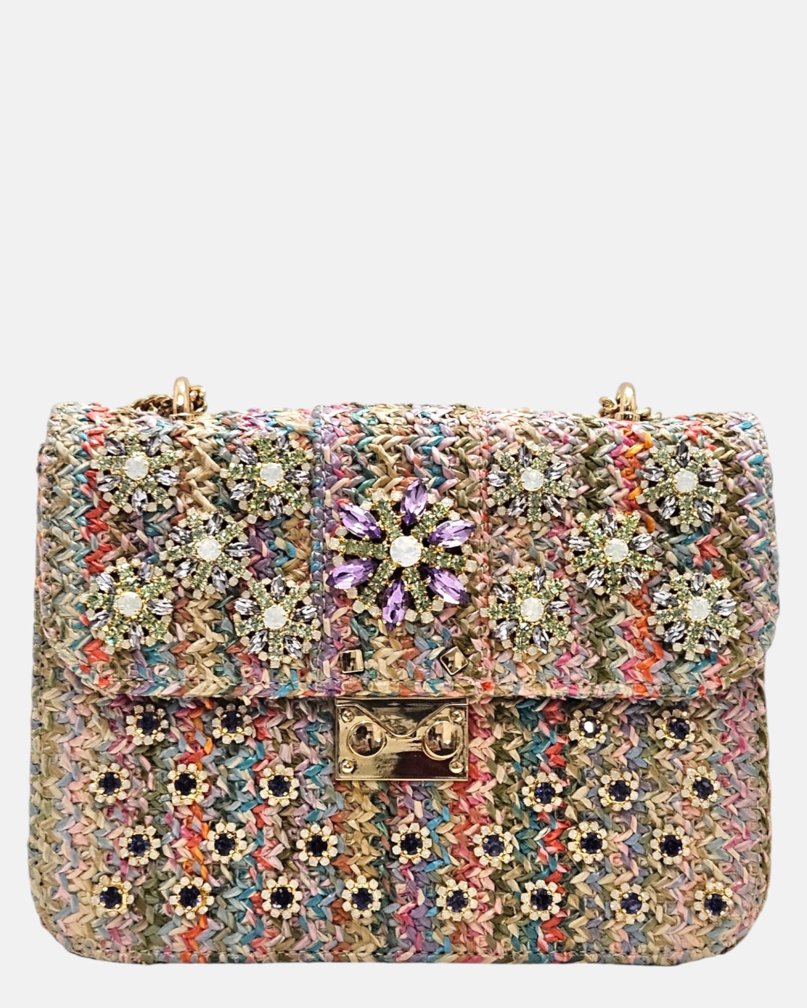 vista frontal de un bolso estructurado de Emanuela Caruso elaborado en un tejido multicolor trenzado, con una solapa decorada con flores de piedras de cristal violetas y verdes, y un broche dorado central.