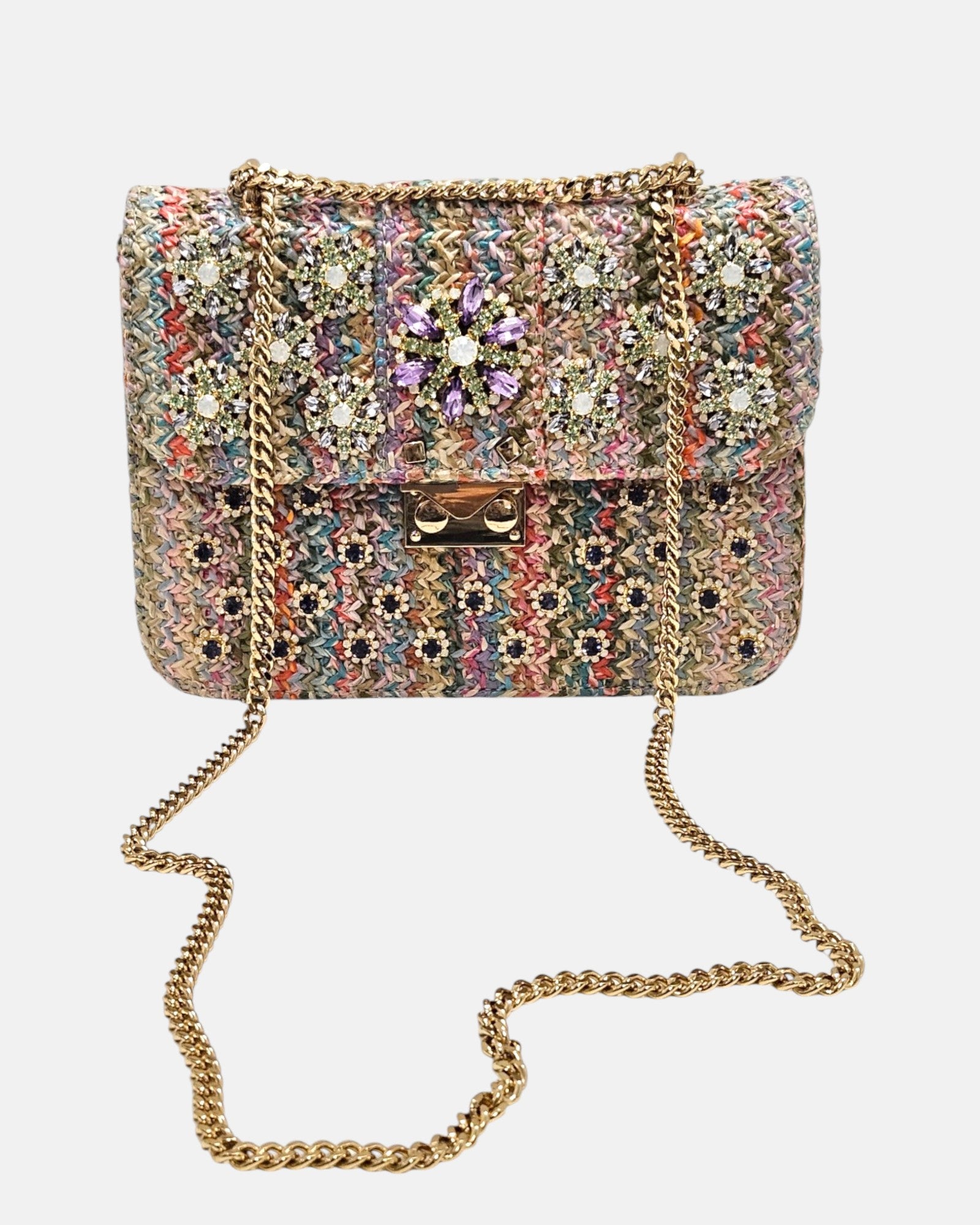 bolso textil de Emanuela Caruso en su totalidad sobre un fondo neutro, exhibiendo la caída fluida de su larga correa de eslabones dorados brillantes.