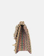 perfil del bolso italiano, permitiendo apreciar el acabado del trenzado textil, su fuelle de 7 cm de profundo y el ajuste de la solapa superior.