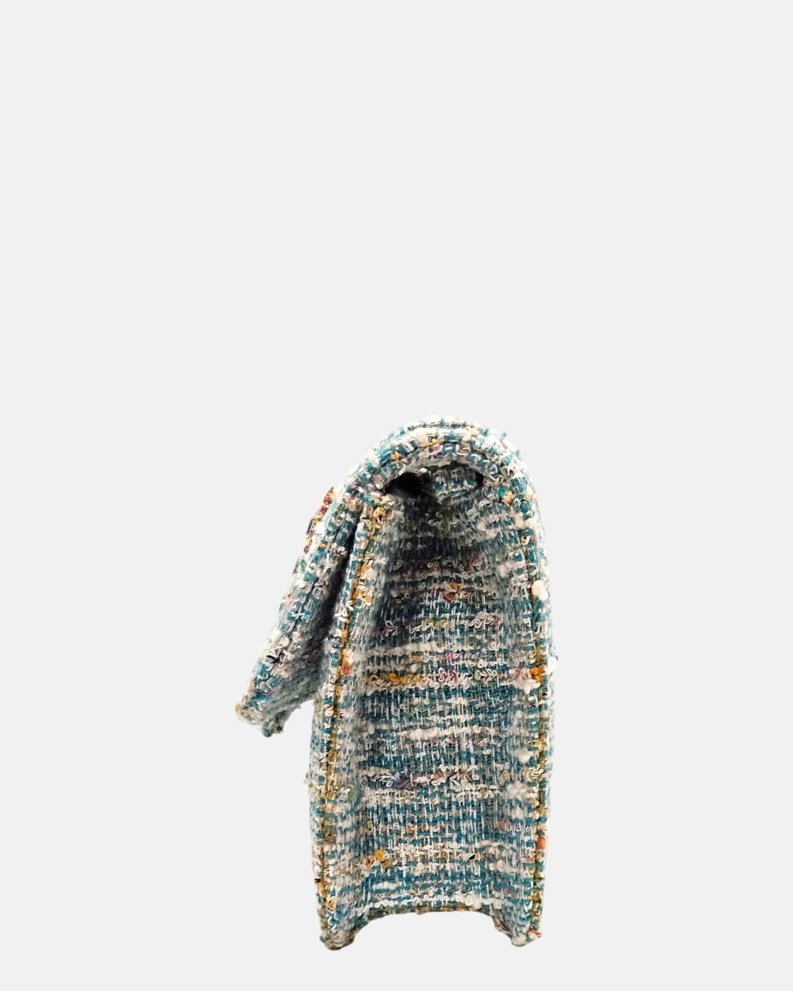 perspectiva de perfil del bolso italiano, permitiendo apreciar el acabado de los pliegues textiles de su fuelle con un profundo de 5.5 cm.