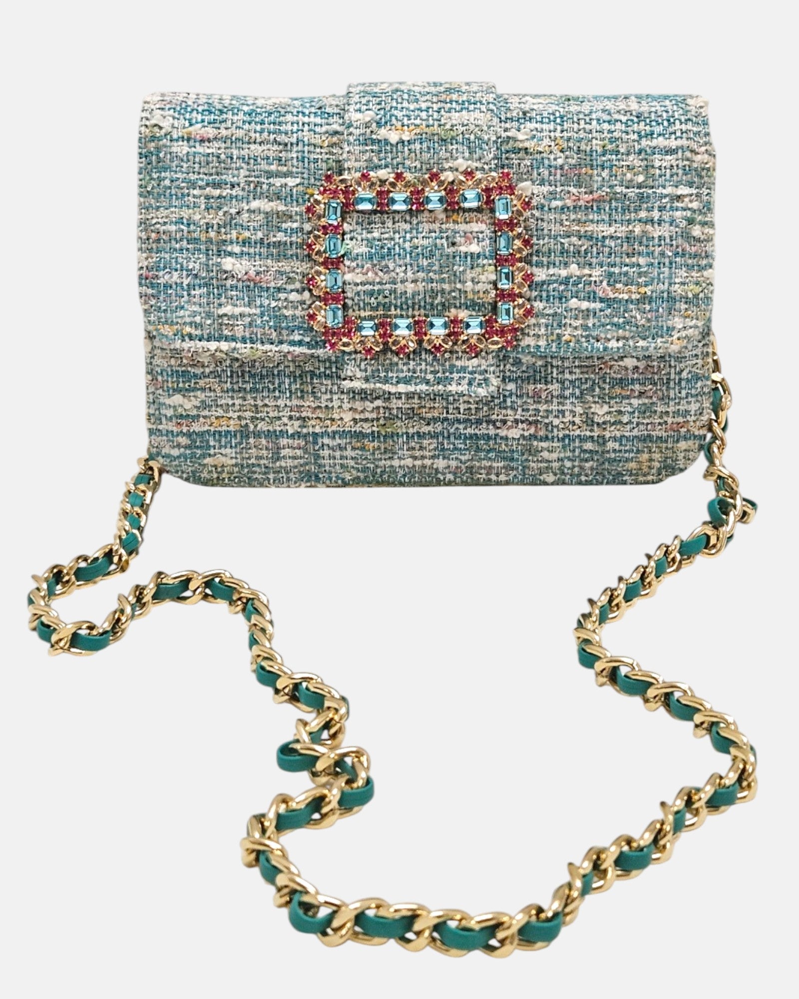 bolso textil de Emanuela Caruso en posición frontal mostrando toda la longitud y caída de su bandolera de eslabones dorados sobre un fondo claro.
