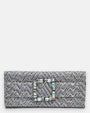 vista frontal de la cartera de mano alargada de Emanuela Caruso con un entramado textil con patrón chevron azul y una gran hebilla rectangular decorada con piedras de cristal en tonos celestes y claros.