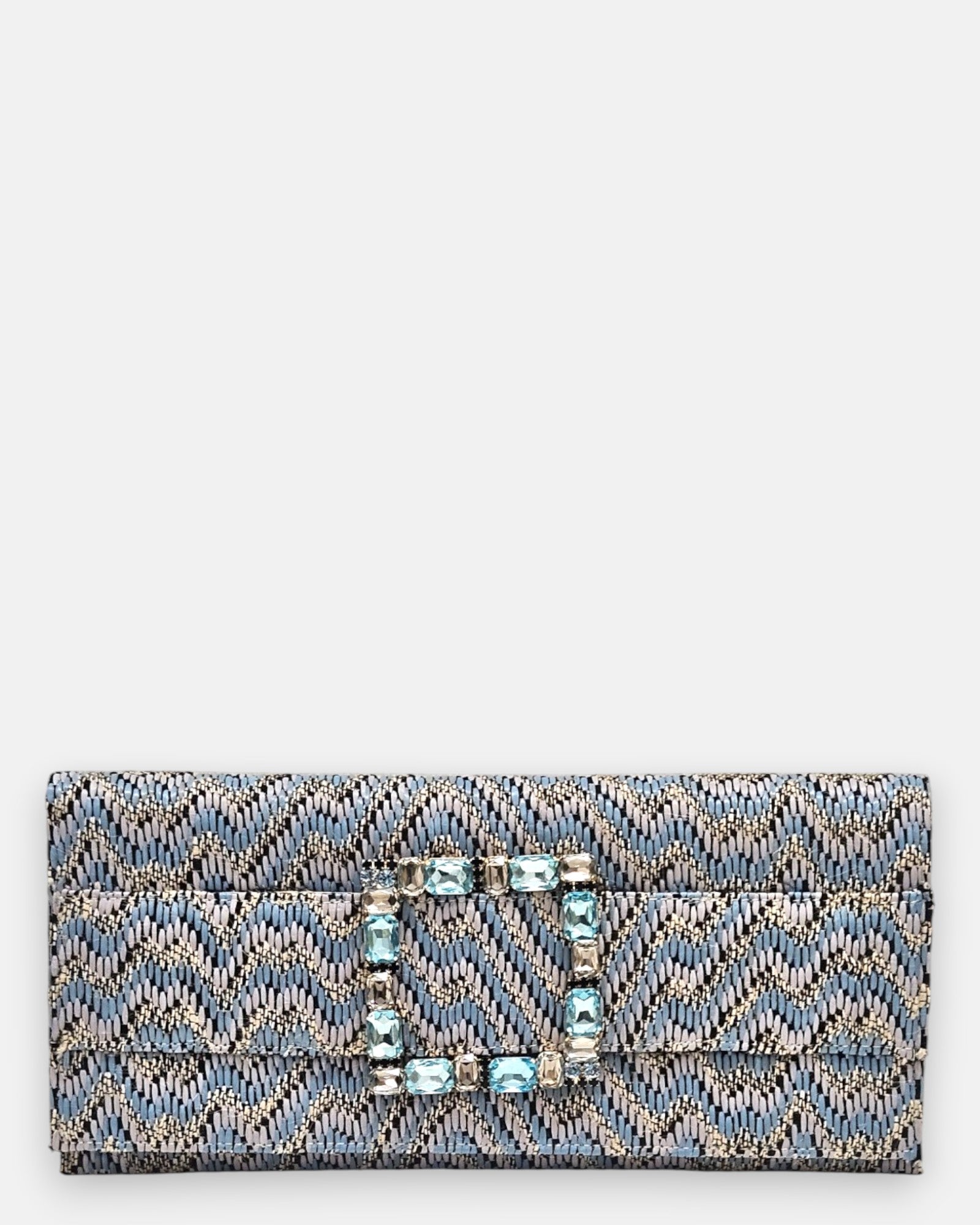 vista frontal de la cartera de mano alargada de Emanuela Caruso con un entramado textil con patrón chevron azul y una gran hebilla rectangular decorada con piedras de cristal en tonos celestes y claros.