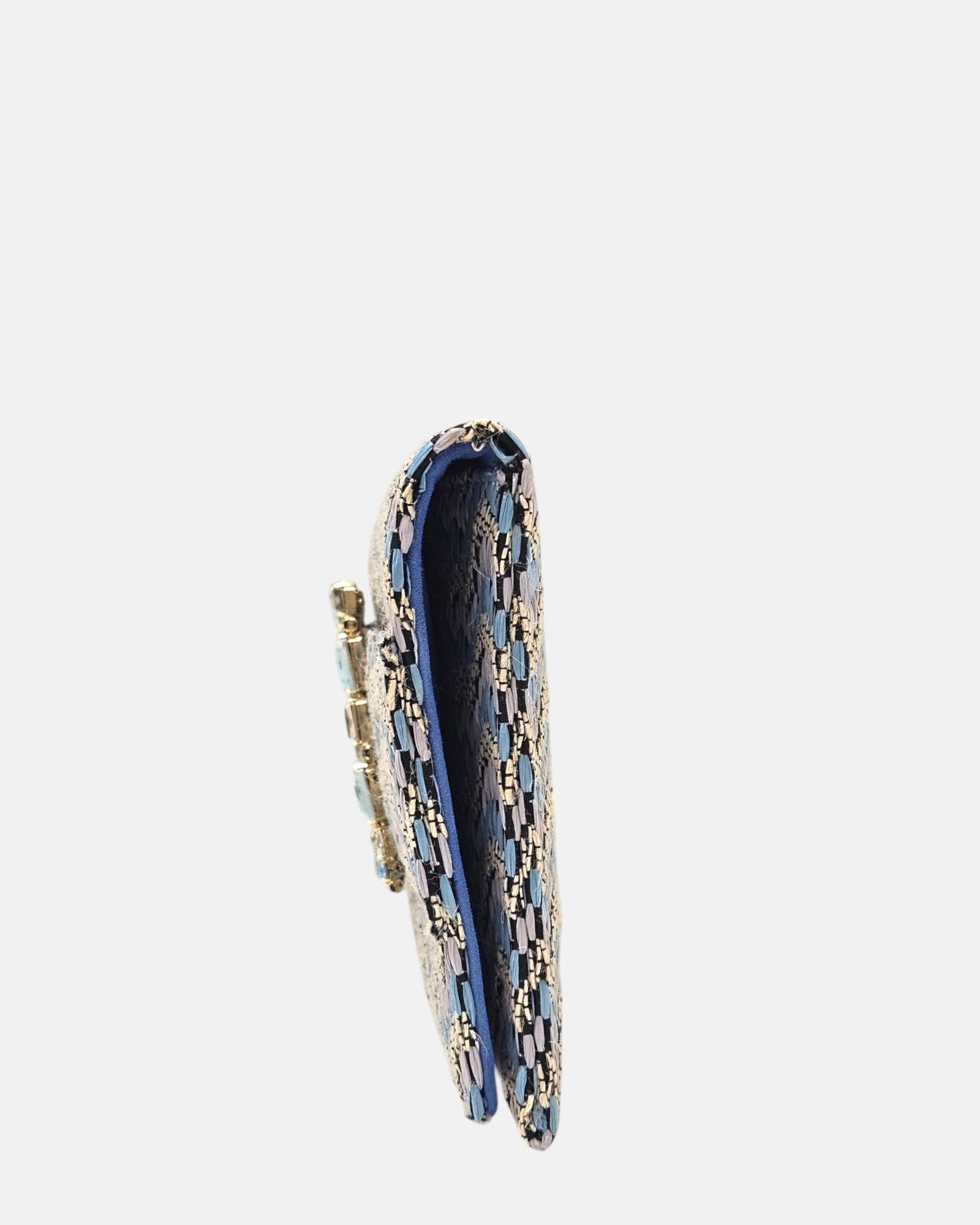 perspectiva de perfil de la cartera italiana, mostrando su silueta delgada con un profundo de 2 cm y los vivos remates laterales de su construcción con el interior asomando en azul.