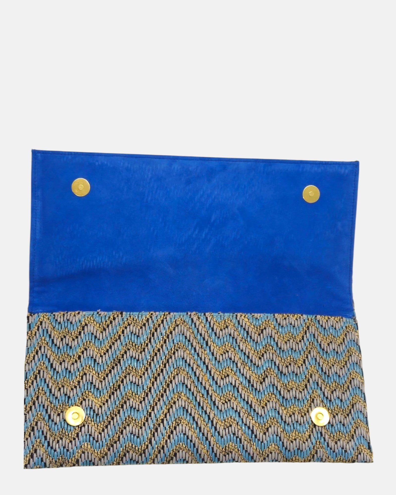 cartera de Emanuela Caruso completamente abierta, revelando su forro interior de textura suave en un vivo color azul y los dos botones metálicos del cierre magnético.
