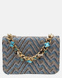 parte delantera de un bolso estructurado de Emanuela Caruso con un patrón chevron textil en tonos azules y grises, decorado con una cadena dorada engastada con piedras de cristal celestes y oscuras.