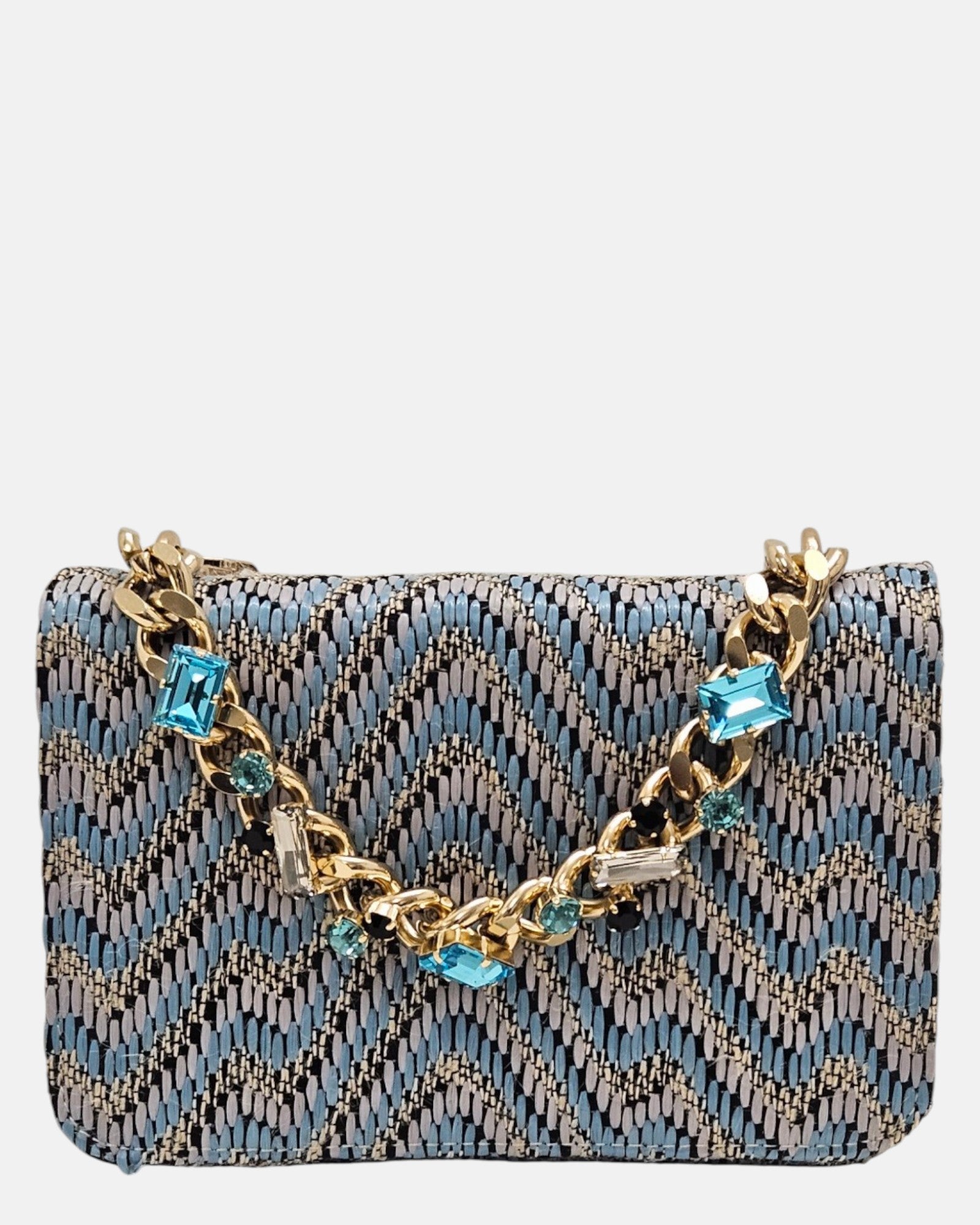 parte delantera de un bolso estructurado de Emanuela Caruso con un patrón chevron textil en tonos azules y grises, decorado con una cadena dorada engastada con piedras de cristal celestes y oscuras.