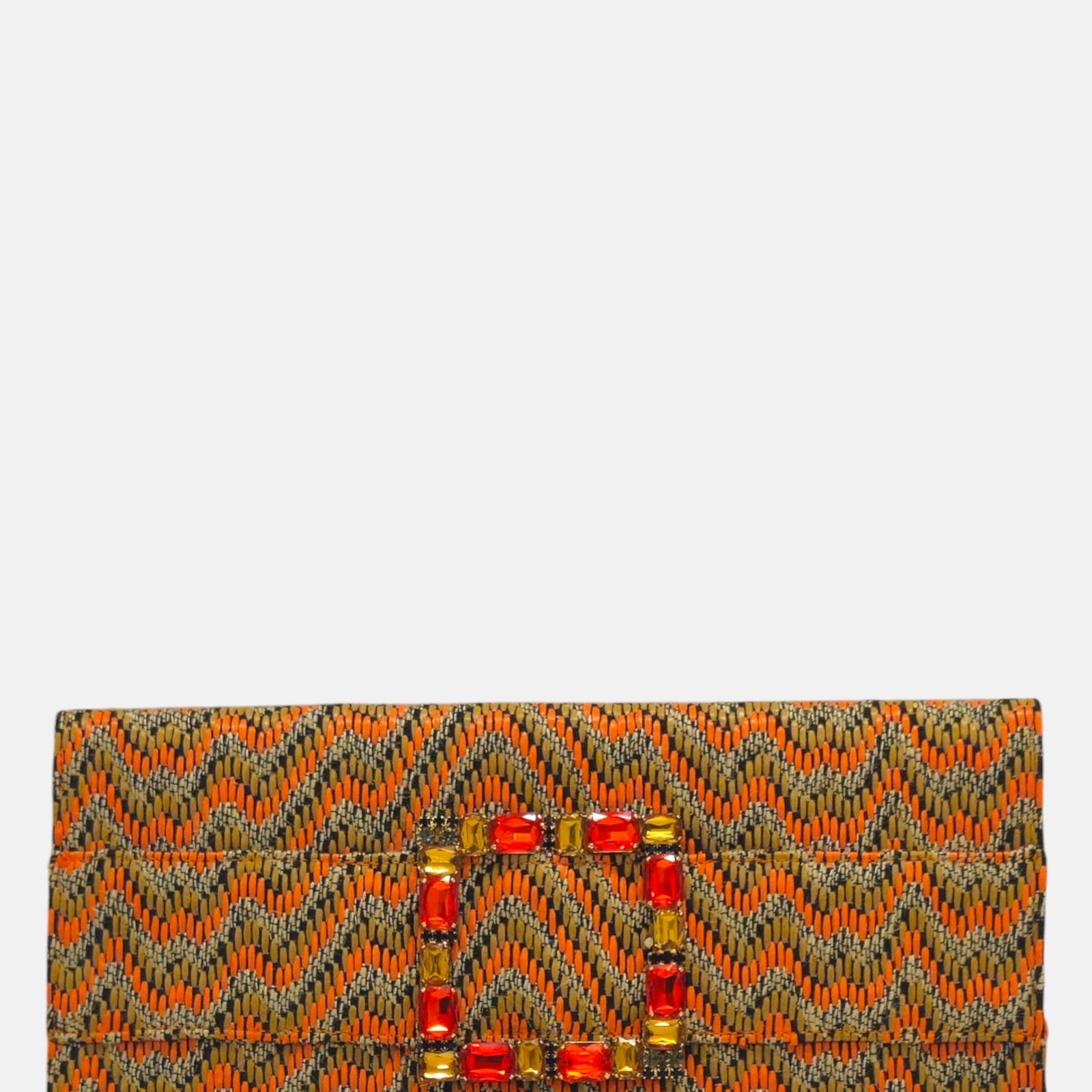 vista frontal de la cartera de mano alargada de Emanuela Caruso con un entramado textil con patrón chevron naranja y una gran hebilla rectangular decorada con piedras de cristal de color naranja y ámbar.
