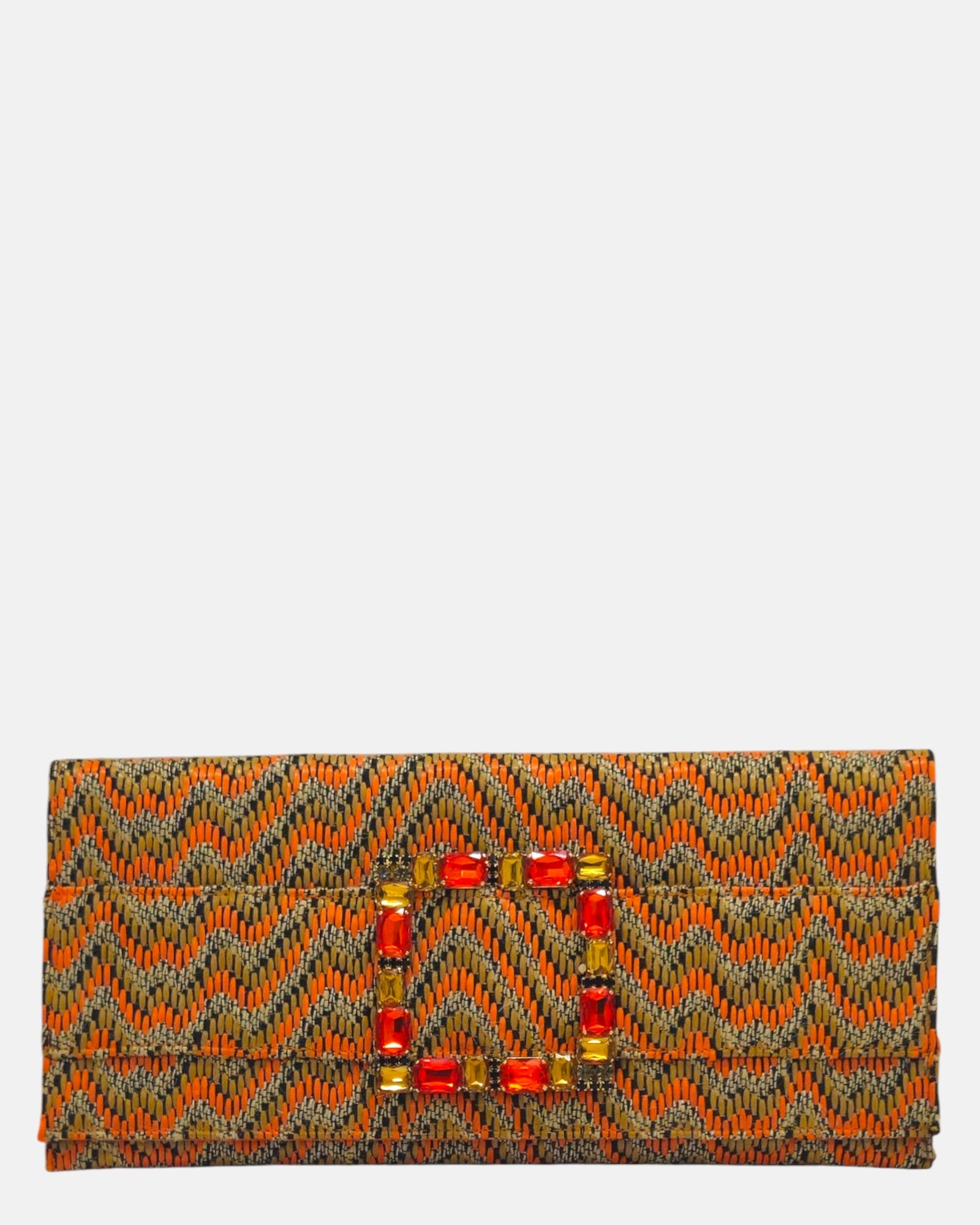vista frontal de la cartera de mano alargada de Emanuela Caruso con un entramado textil con patrón chevron naranja y una gran hebilla rectangular decorada con piedras de cristal de color naranja y ámbar.