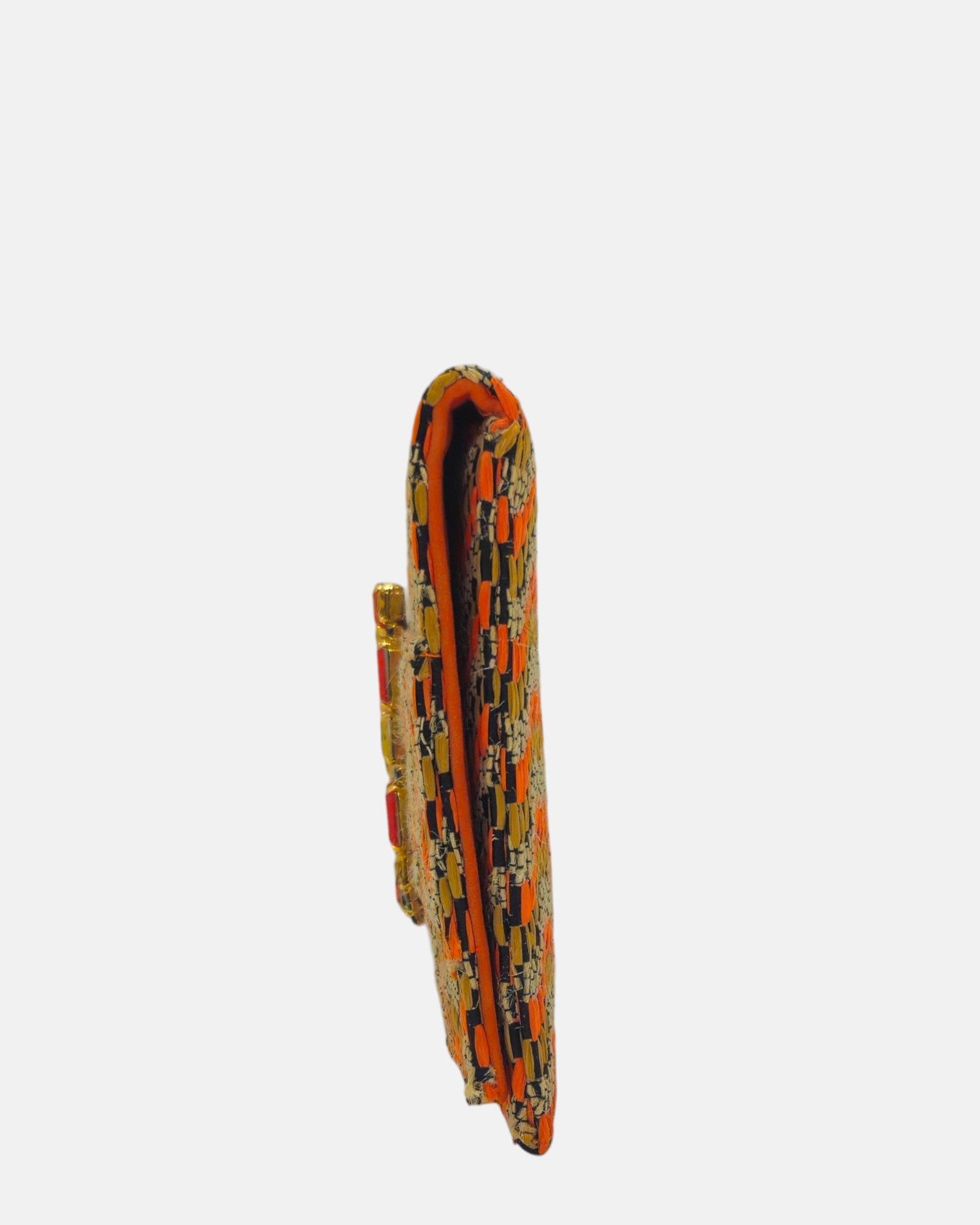 perspectiva de perfil de la cartera italiana, mostrando su silueta delgada con un profundo de 2 cm y los vivos remates laterales de su construcción.