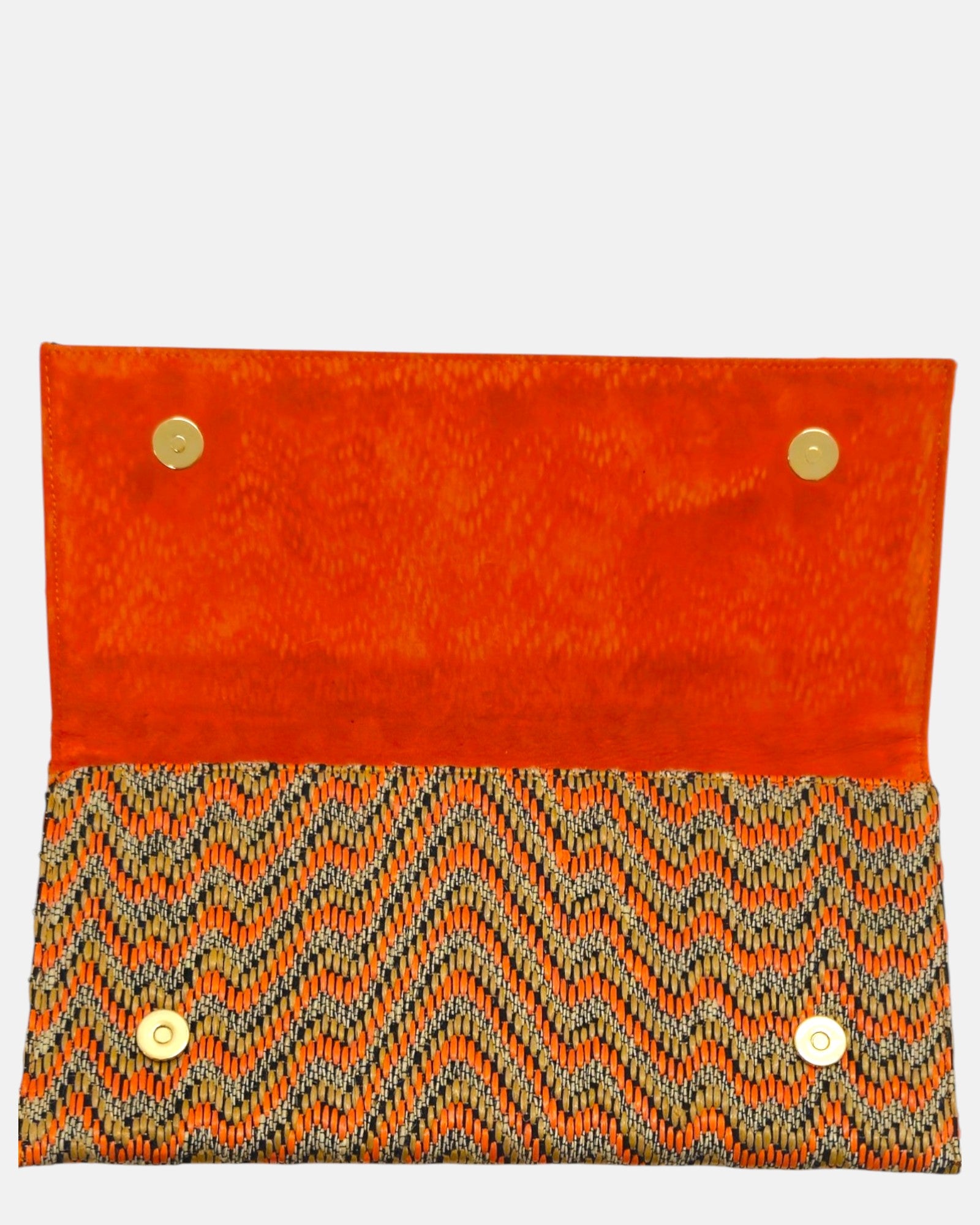 cartera de Emanuela Caruso completamente abierta, revelando su forro interior de textura suave en un vivo color naranja y los dos botones metálicos del cierre magnético.