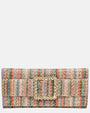 vista frontal de la cartera de mano alargada de Emanuela Caruso con entramado textil multicolor y una gran hebilla rectangular dorada brillante cubierta de piedras de cristal de diferentes colores.