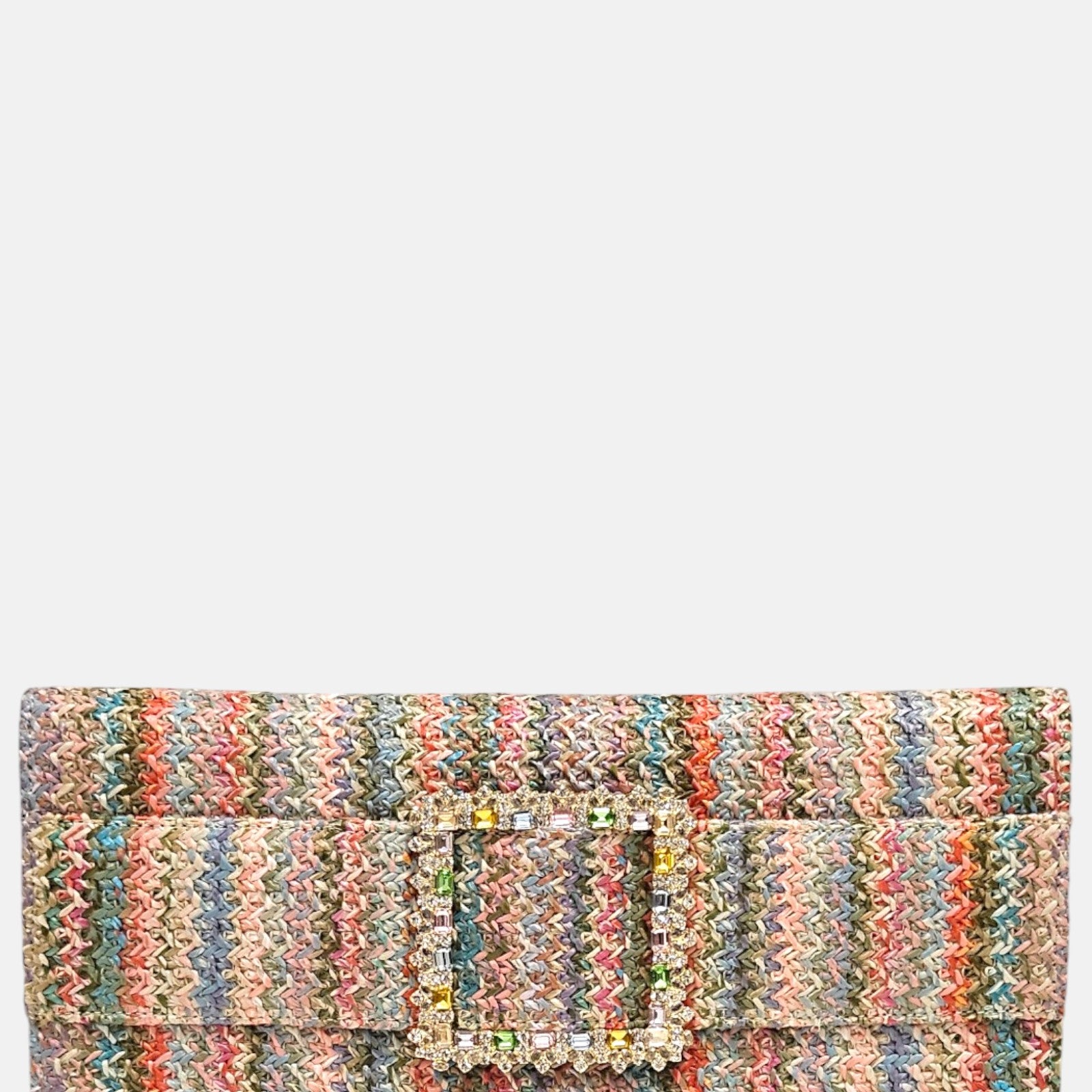 vista frontal de la cartera de mano alargada de Emanuela Caruso con entramado textil multicolor y una gran hebilla rectangular dorada brillante cubierta de piedras de cristal de diferentes colores.