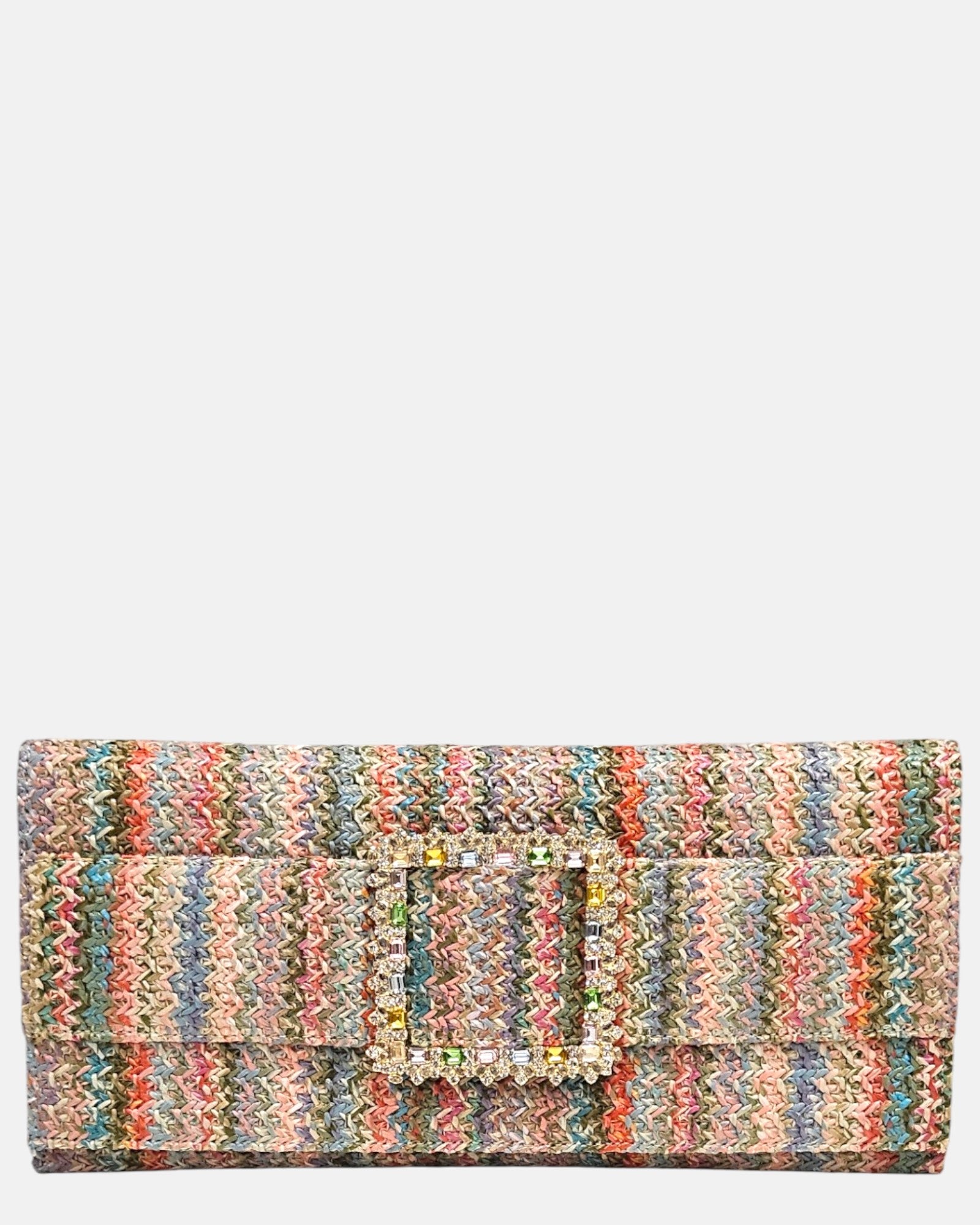 vista frontal de la cartera de mano alargada de Emanuela Caruso con entramado textil multicolor y una gran hebilla rectangular dorada brillante cubierta de piedras de cristal de diferentes colores.