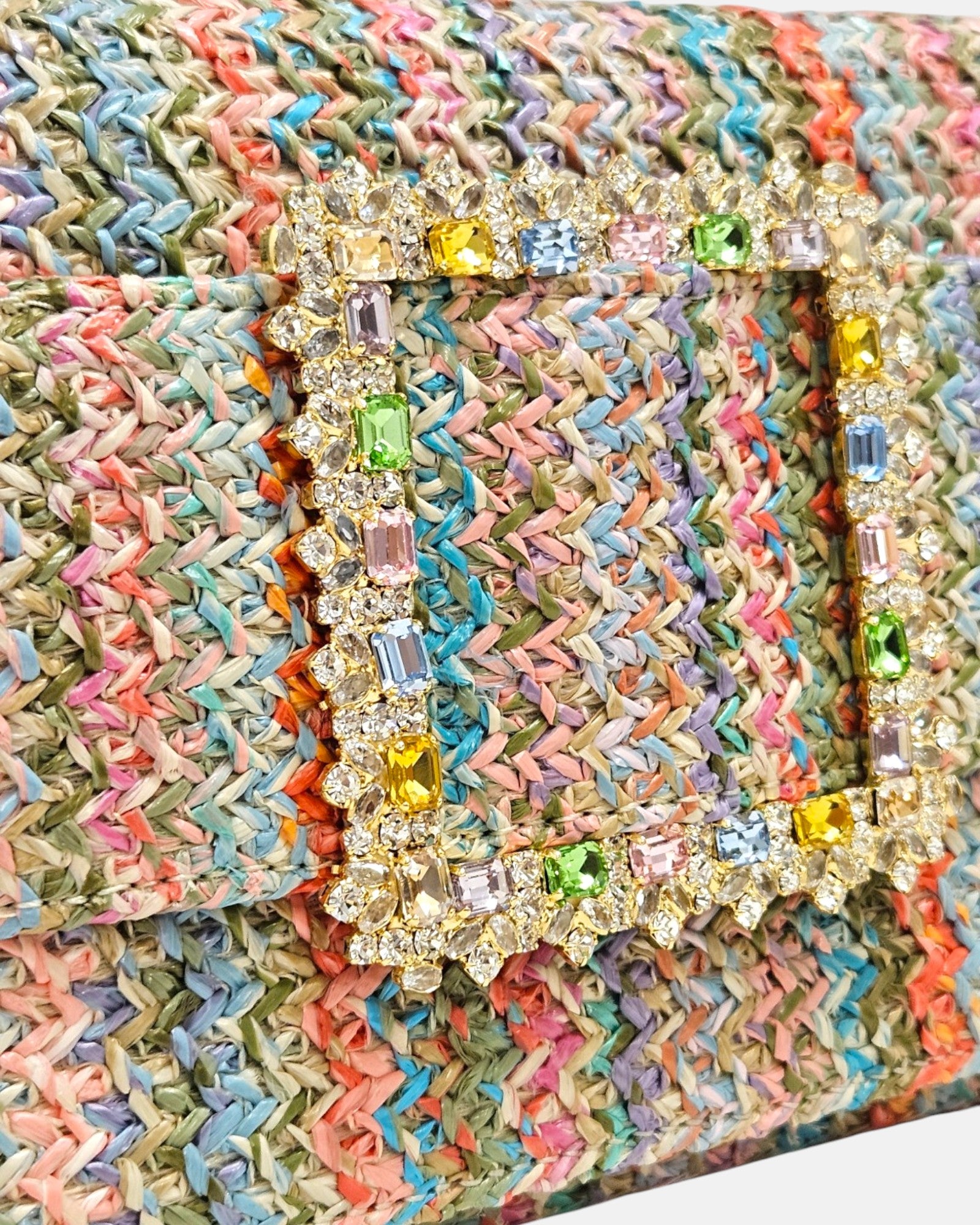 primer plano macro en ángulo de la hebilla joya de Emanuela Caruso, resaltando la variedad y el minucioso engaste de las piedras de cristal cuadradas y rectangulares que capturan la luz.