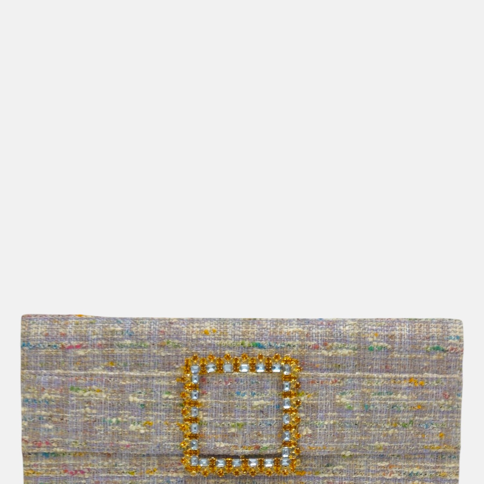 vista frontal de la cartera de mano tipo sobre de Emanuela Caruso realizada en un refinado tejido jaspeado lila, decorada con una gran hebilla cuadrada dorada con piedras de cristal claras y ámbar.