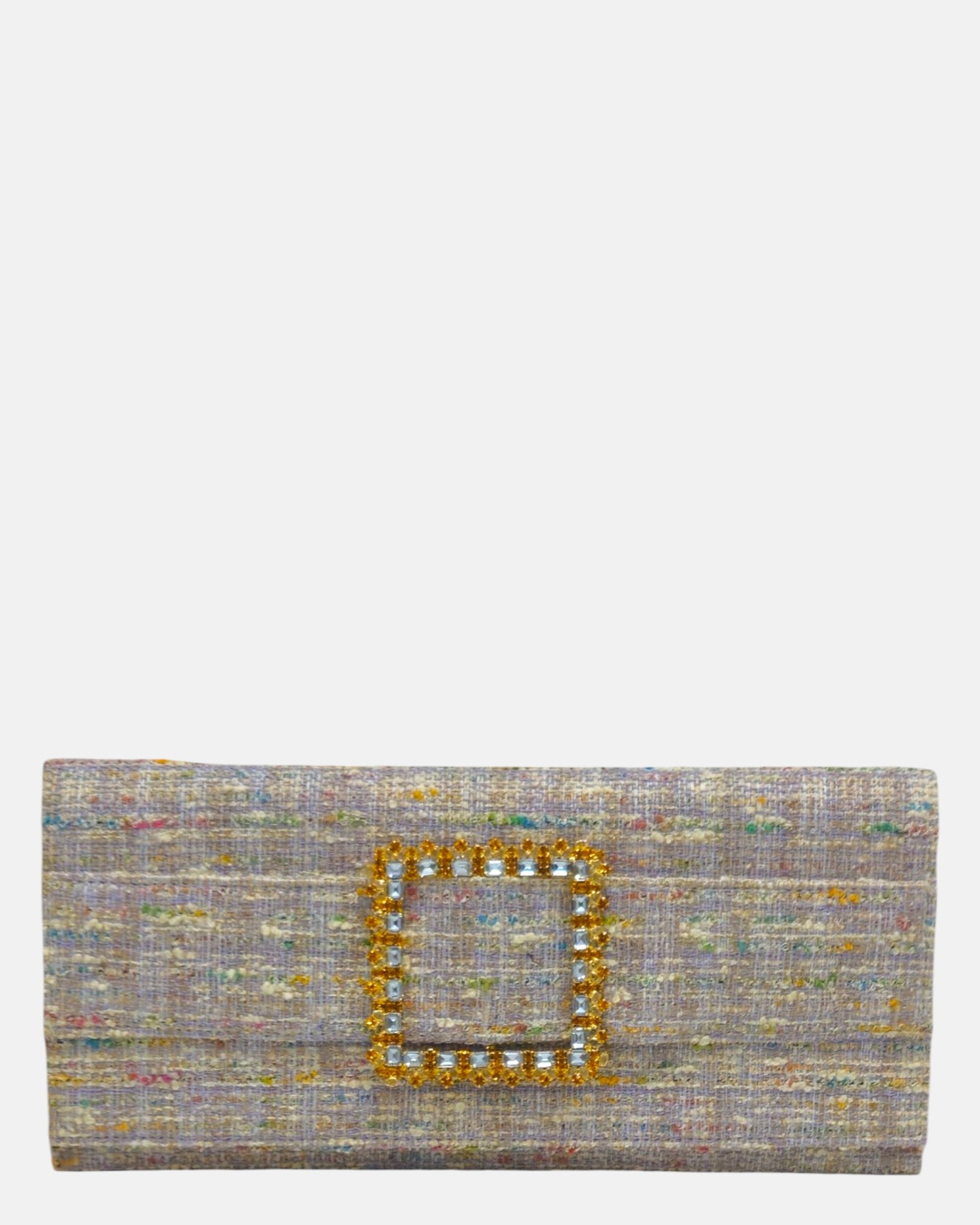 vista frontal de la cartera de mano tipo sobre de Emanuela Caruso realizada en un refinado tejido jaspeado lila, decorada con una gran hebilla cuadrada dorada con piedras de cristal claras y ámbar.