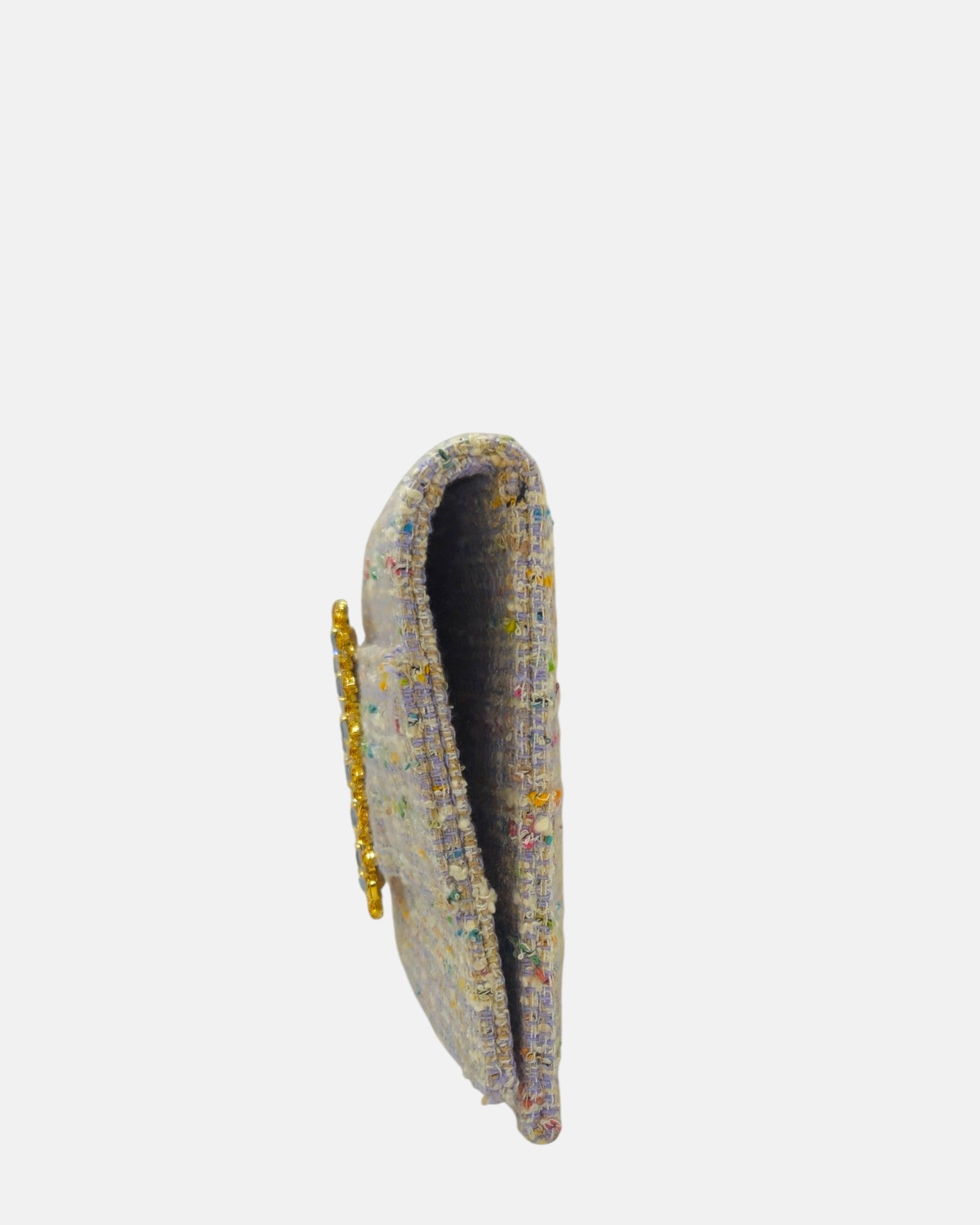 perspectiva de perfil de la cartera italiana, mostrando su silueta delgada tipo clutch con un profundo de 2 cm y el relieve de su broche joya.