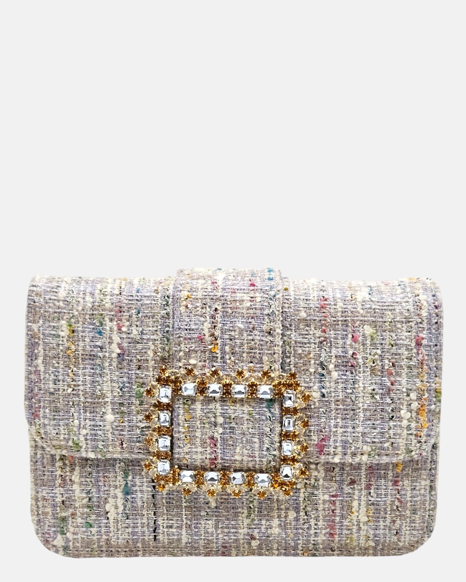 plano frontal de un bolso estructurado de Emanuela Caruso realizado en un elegante tejido jaspeado de tonos suaves, resaltando una gran hebilla dorada central recubierta de piedras de cristal claras y doradas.