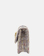 perspectiva de perfil del bolso italiano, permitiendo apreciar el acabado de los pliegues textiles de su fuelle con un profundo de 5.5 cm.