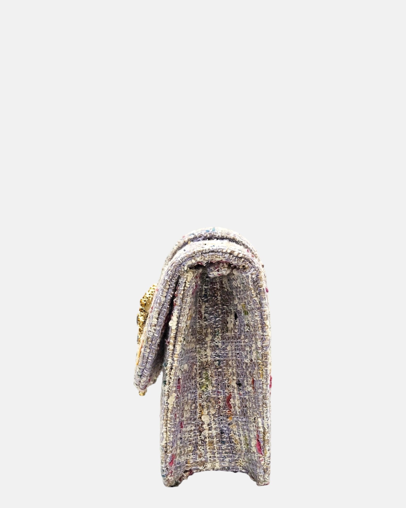 perspectiva de perfil del bolso italiano, permitiendo apreciar el acabado de los pliegues textiles de su fuelle con un profundo de 5.5 cm.