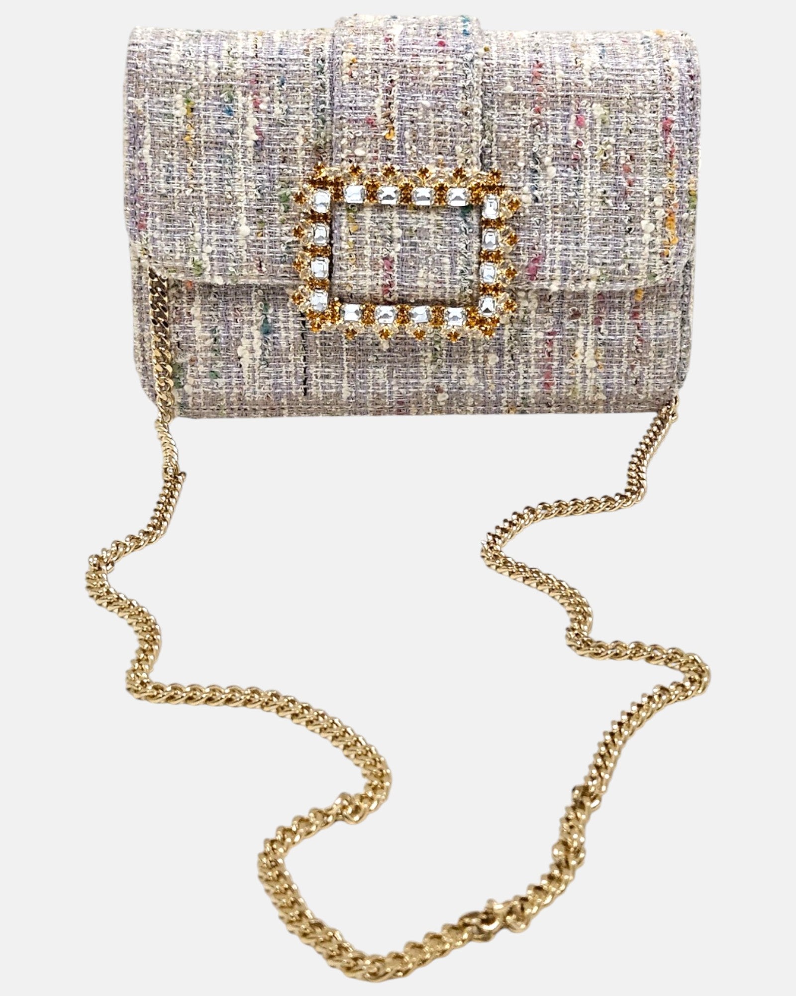 bolso textil de Emanuela Caruso en posición frontal mostrando toda la longitud y caída de su bandolera de eslabones dorados sobre un fondo claro.