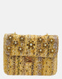 vista frontal de un bolso estructurado de Emanuela Caruso elaborado en un tejido trenzado en tonos ocre y marrón, con una solapa decorada con flores de piedras de cristal ámbar y doradas, y un broche dorado central.