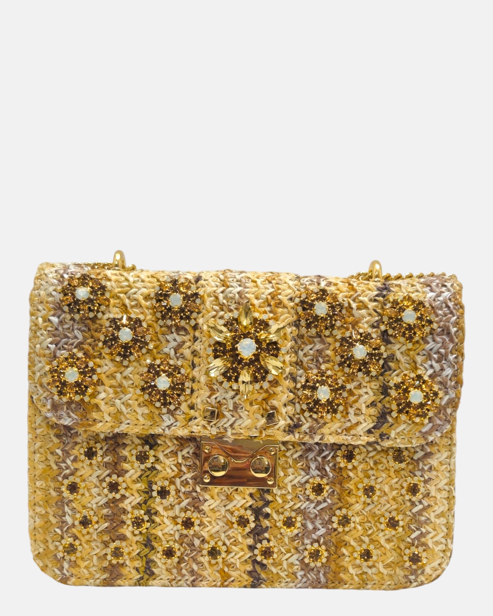 vista frontal de un bolso estructurado de Emanuela Caruso elaborado en un tejido trenzado en tonos ocre y marrón, con una solapa decorada con flores de piedras de cristal ámbar y doradas, y un broche dorado central.
