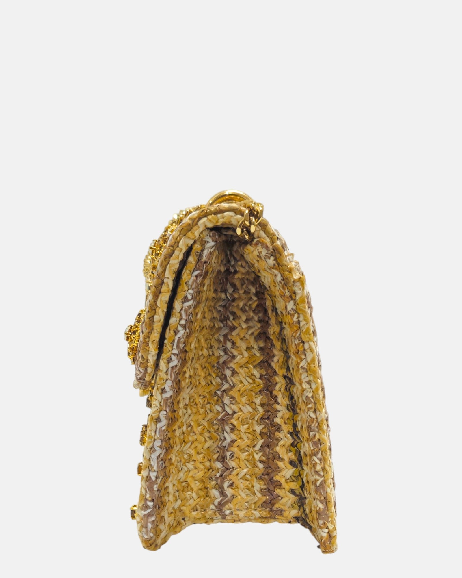 perfil del bolso italiano, permitiendo apreciar el acabado del trenzado textil, su fuelle de 6 cm de profundo y el ajuste de la solapa superior.