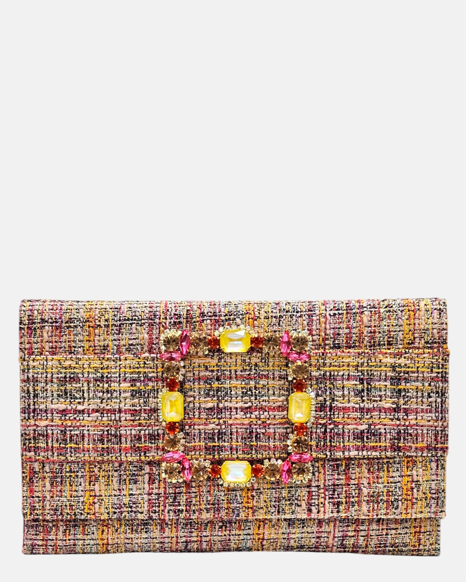 vista frontal de la cartera de mano tipo sobre de Emanuela Caruso con entramado textil multicolor y una gran hebilla rectangular dorada brillante cubierta de piedras de cristal de color amarillo y rosa.