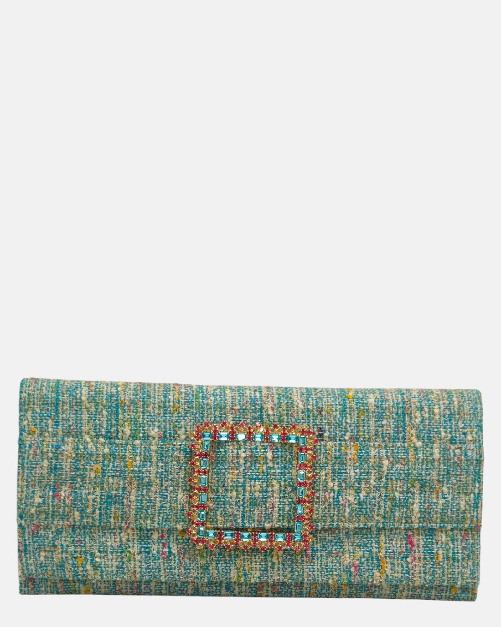 vista frontal de la cartera de mano tipo sobre de Emanuela Caruso realizada en un refinado tejido jaspeado turquesa, decorada con una gran hebilla cuadrada dorada con piedras de cristal celestes y fucsias.