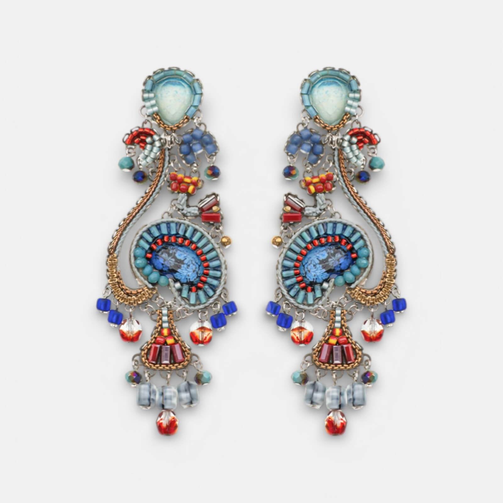 Par de pendientes largos Estival de Ayala Bar con diseño simétrico y cuentas multicolor sobre fondo blanco.