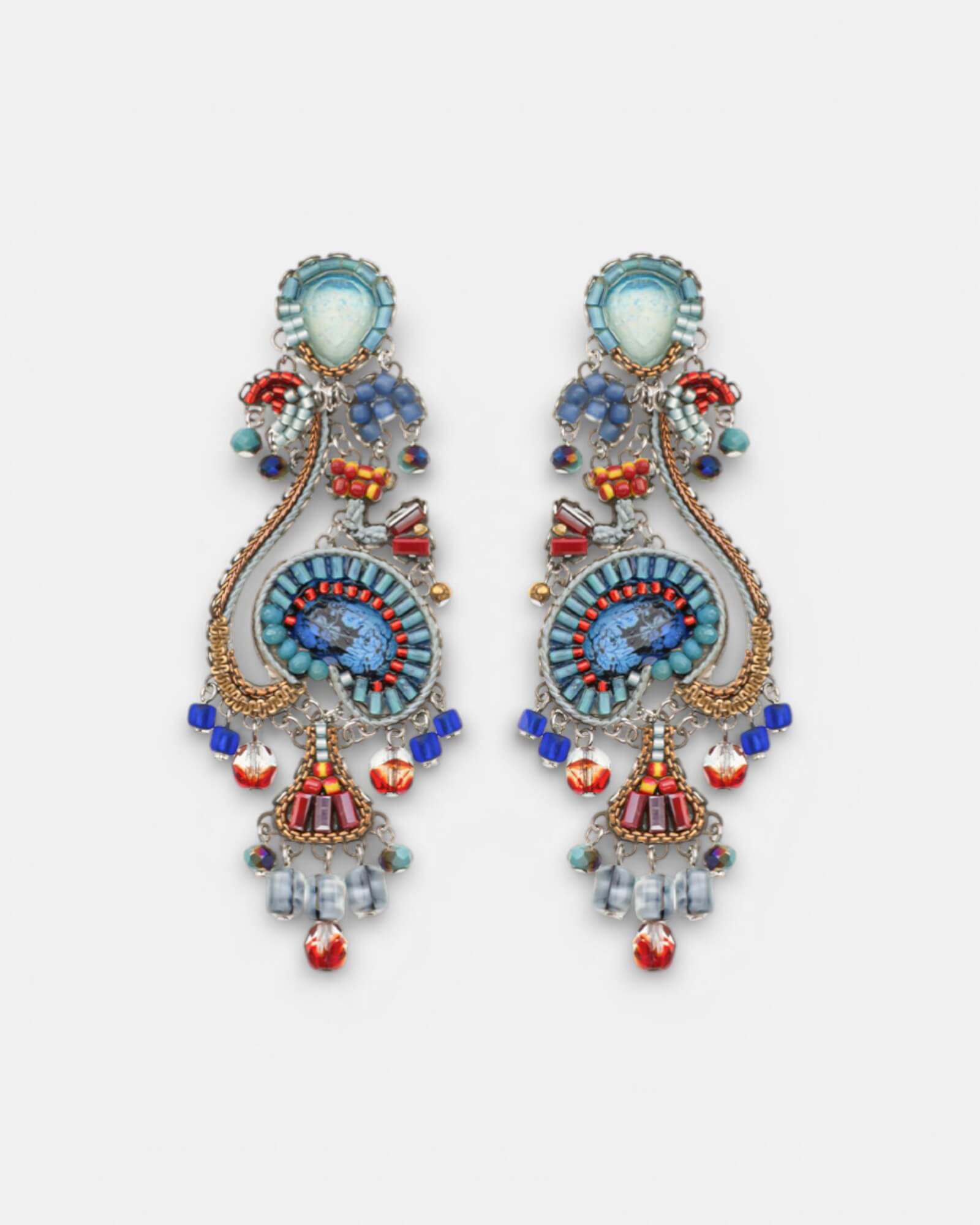 Par de pendientes largos Estival de Ayala Bar con diseño simétrico y cuentas multicolor sobre fondo blanco.