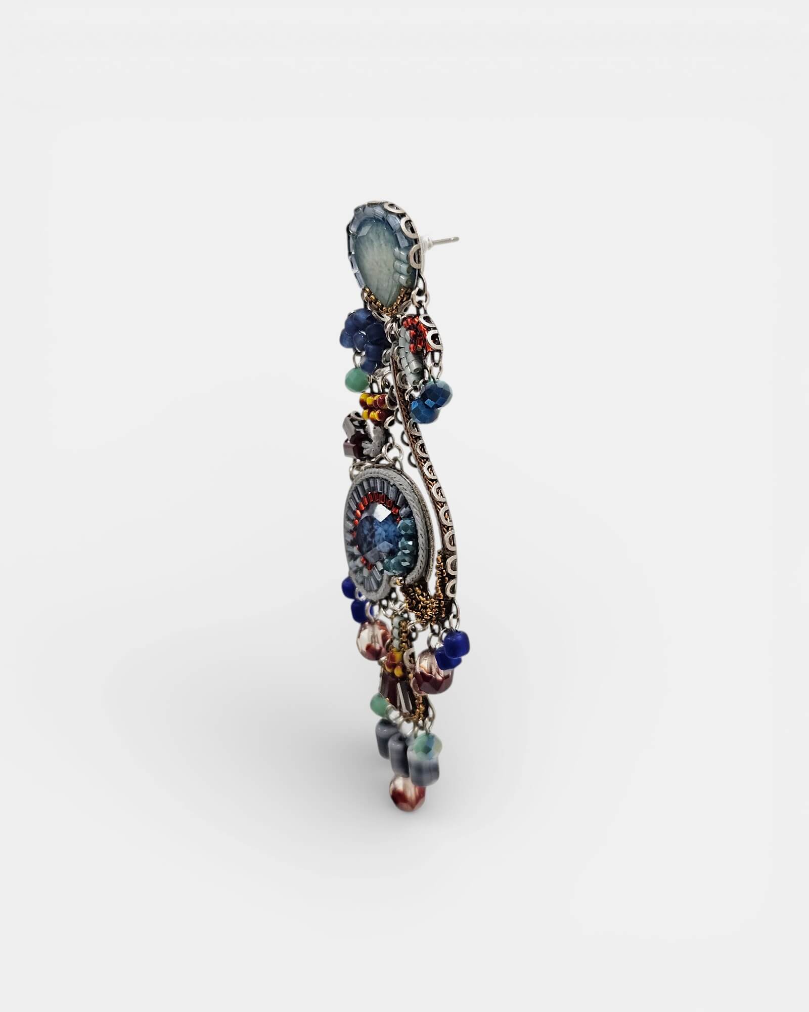 Vista lateral de los pendientes Estival mostrando el cierre de perno y la caída de la pieza.