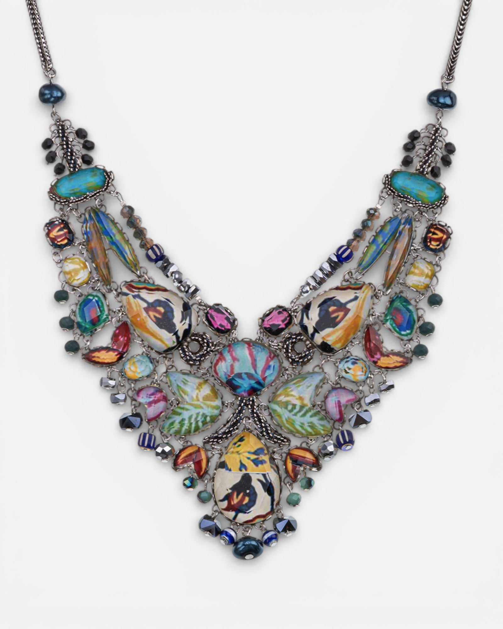 Vista frontal simétrica de la pechera multicolor Arcoíris resaltando la complejidad de su diseño y variedad de cristales.