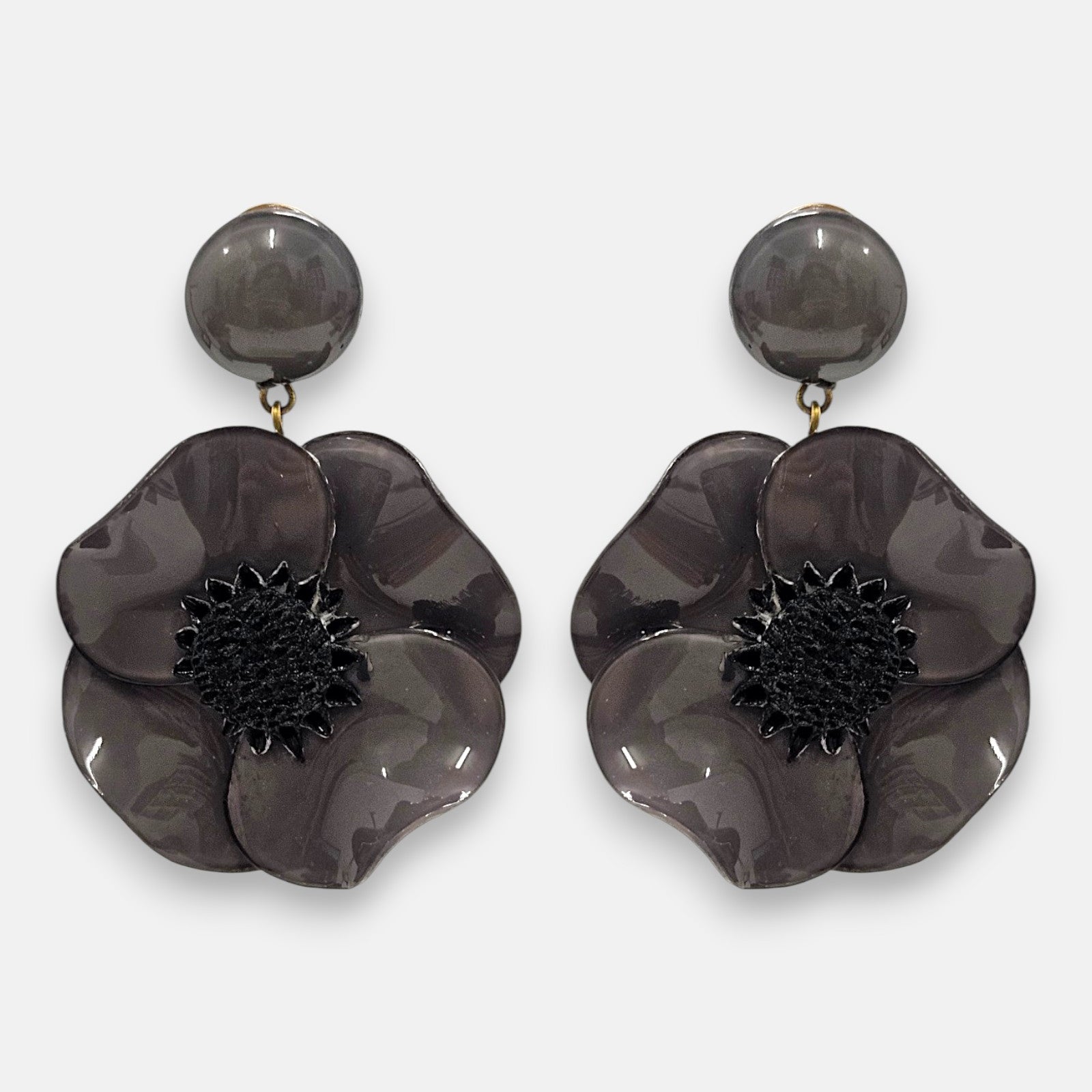 Pareja de pendientes grandes en forma de mariposa exótica de Ciléa Paris, mostrando sus alas rojas satinadas, base negra brillante y perfiles dorados.