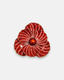 Gran broche maxi en forma de flor camelia de Ciléa Paris, mostrando sus pétalos rojo carmín esmaltados con rayas crema y su centro redondo brillante.