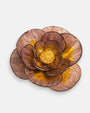 Primer plano macro de la camelia artesanal de Ciléa Paris, detallando el acabado satinado de los pétalos malva y las ricas pinceladas doradas de la superficie.