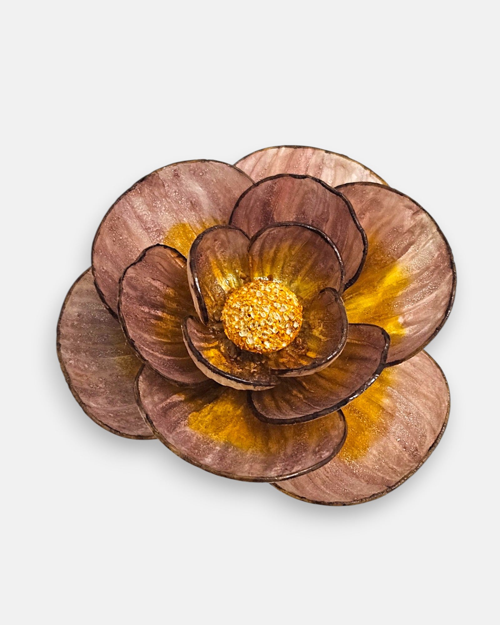Primer plano macro de la camelia artesanal de Ciléa Paris, detallando el acabado satinado de los pétalos malva y las ricas pinceladas doradas de la superficie.