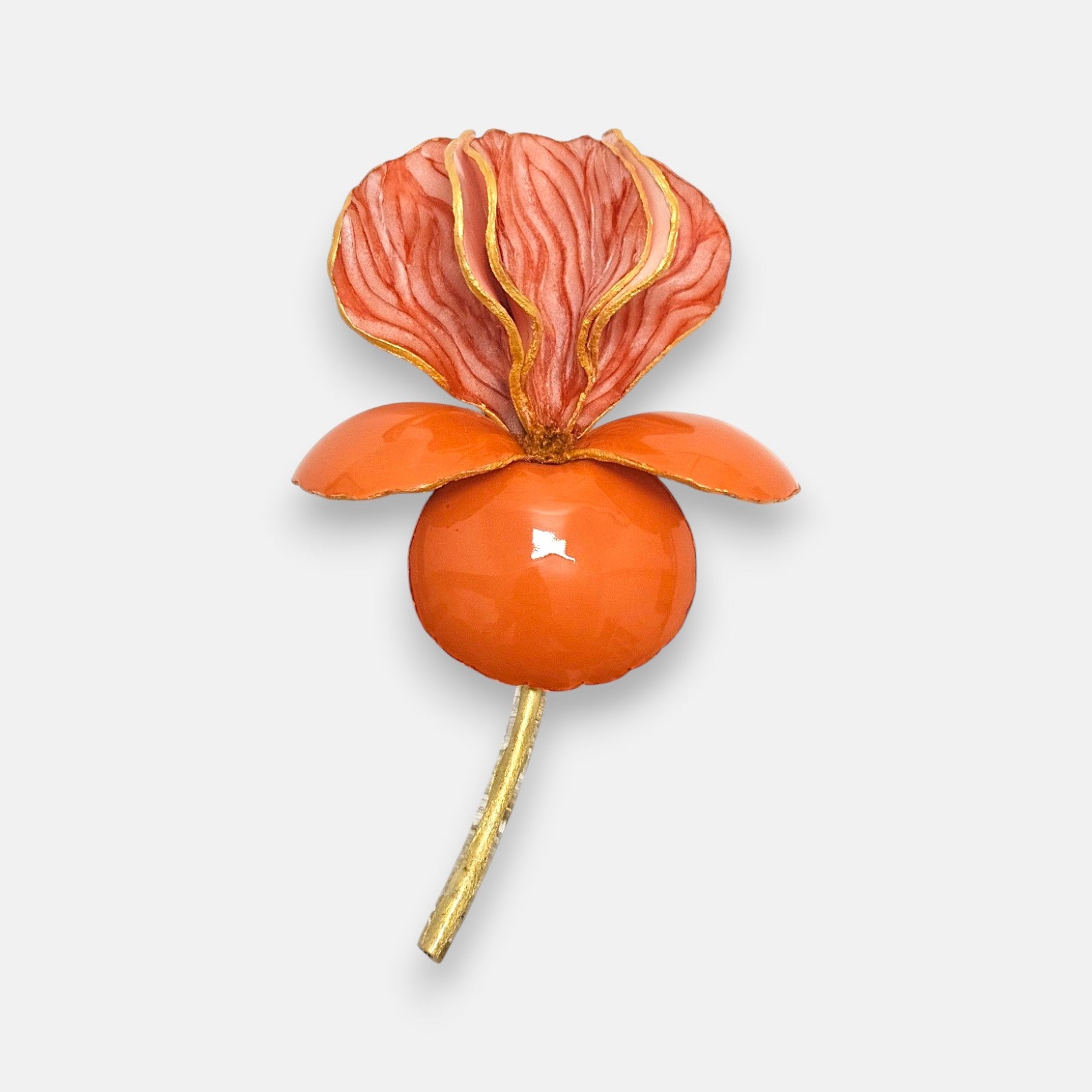Maxibroche de diseño francés en forma de flor iris de Ciléa Paris, mostrando sus pétalos salmón estriados con bordes dorados, base naranja mandarina y tallo de oro.